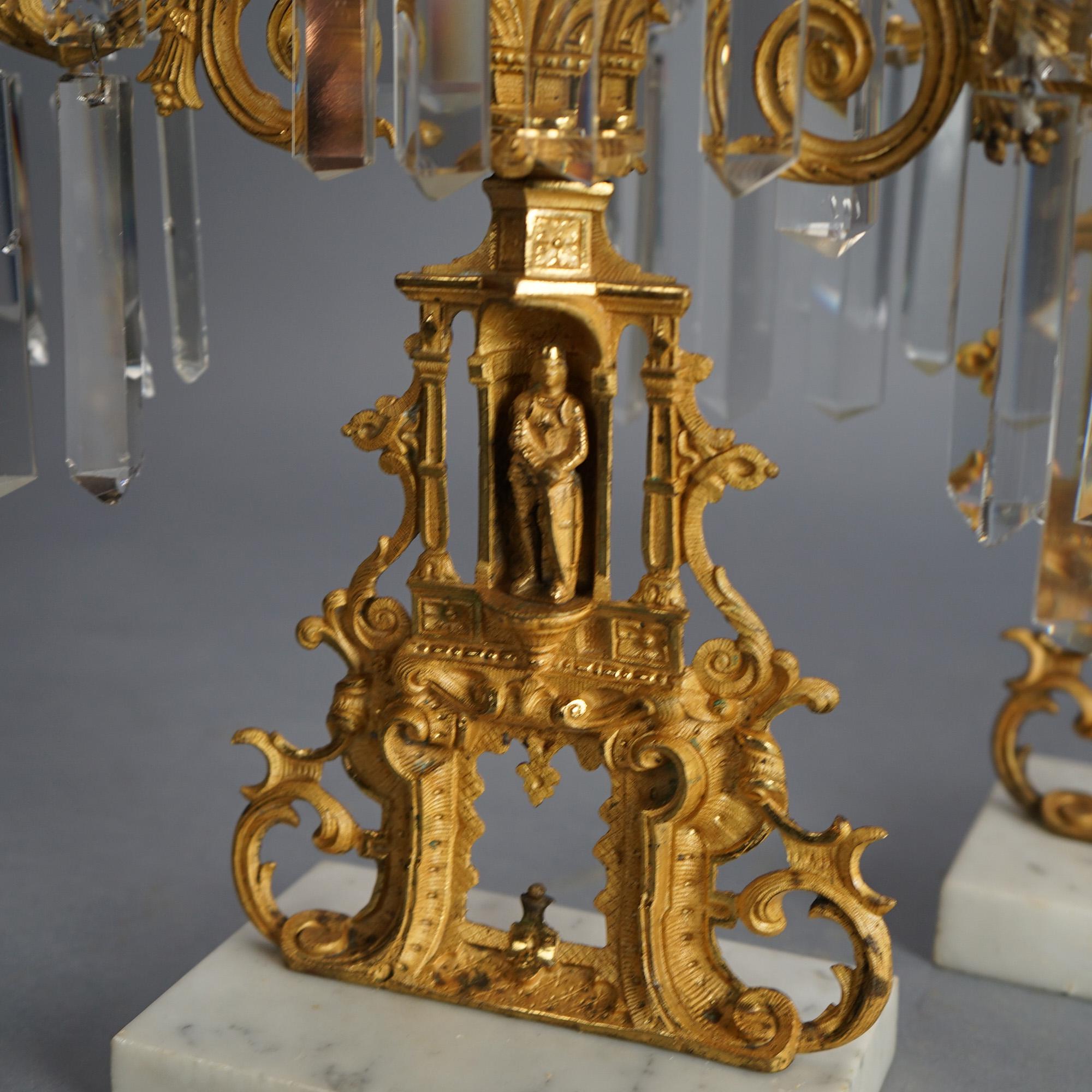 Chandelier figuratif à trois bras en bronze doré et cristal de style néo-gothique 
