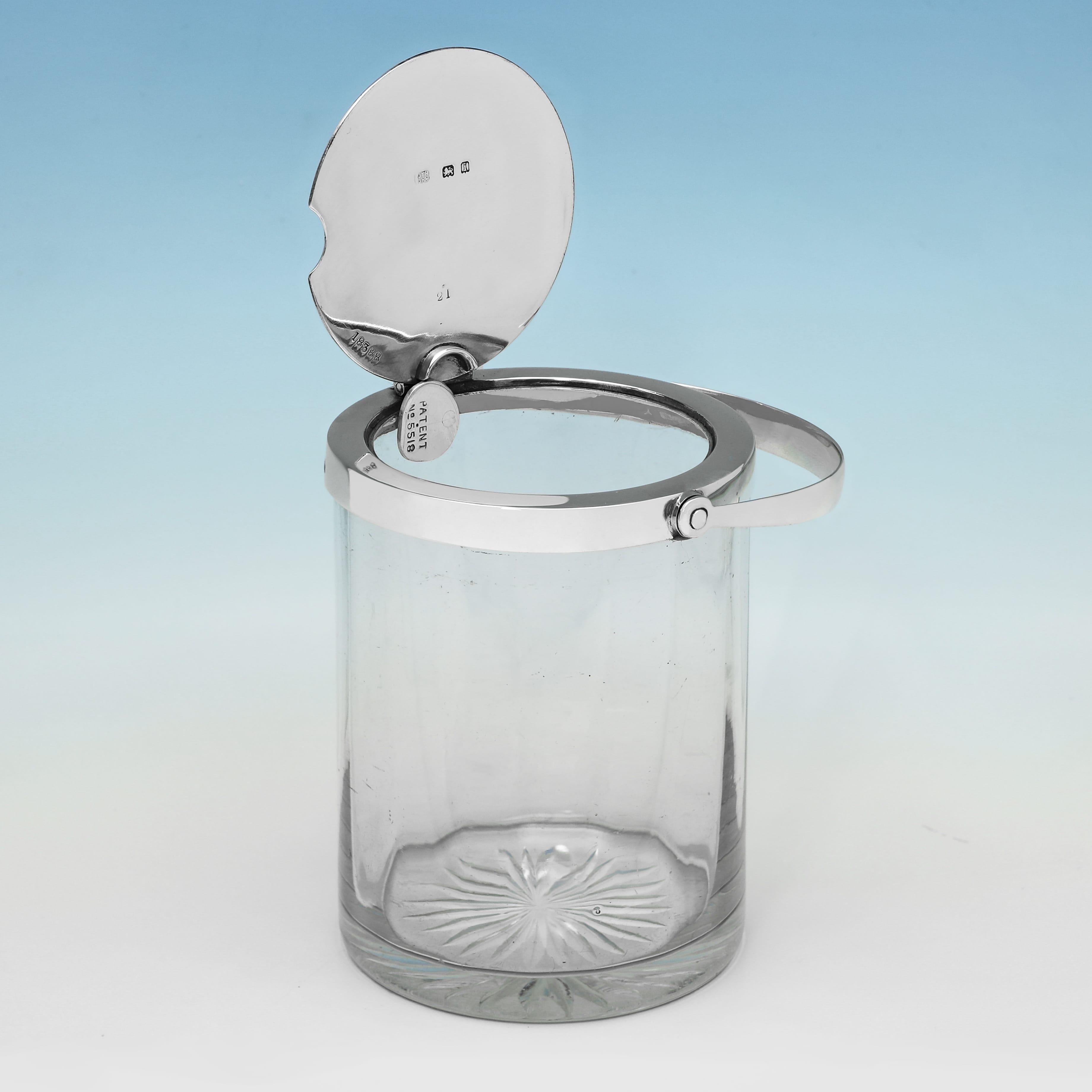 Matriculado en Birmingham en 1922 por Hukin & Heath, este antiguo tarro de mermelada de cristal y plata de ley de la época de Jorge V tiene un diseño sencillo y un mecanismo de apertura patentado. El tarro de mermelada mide 15,5 cm de alto por 7,5