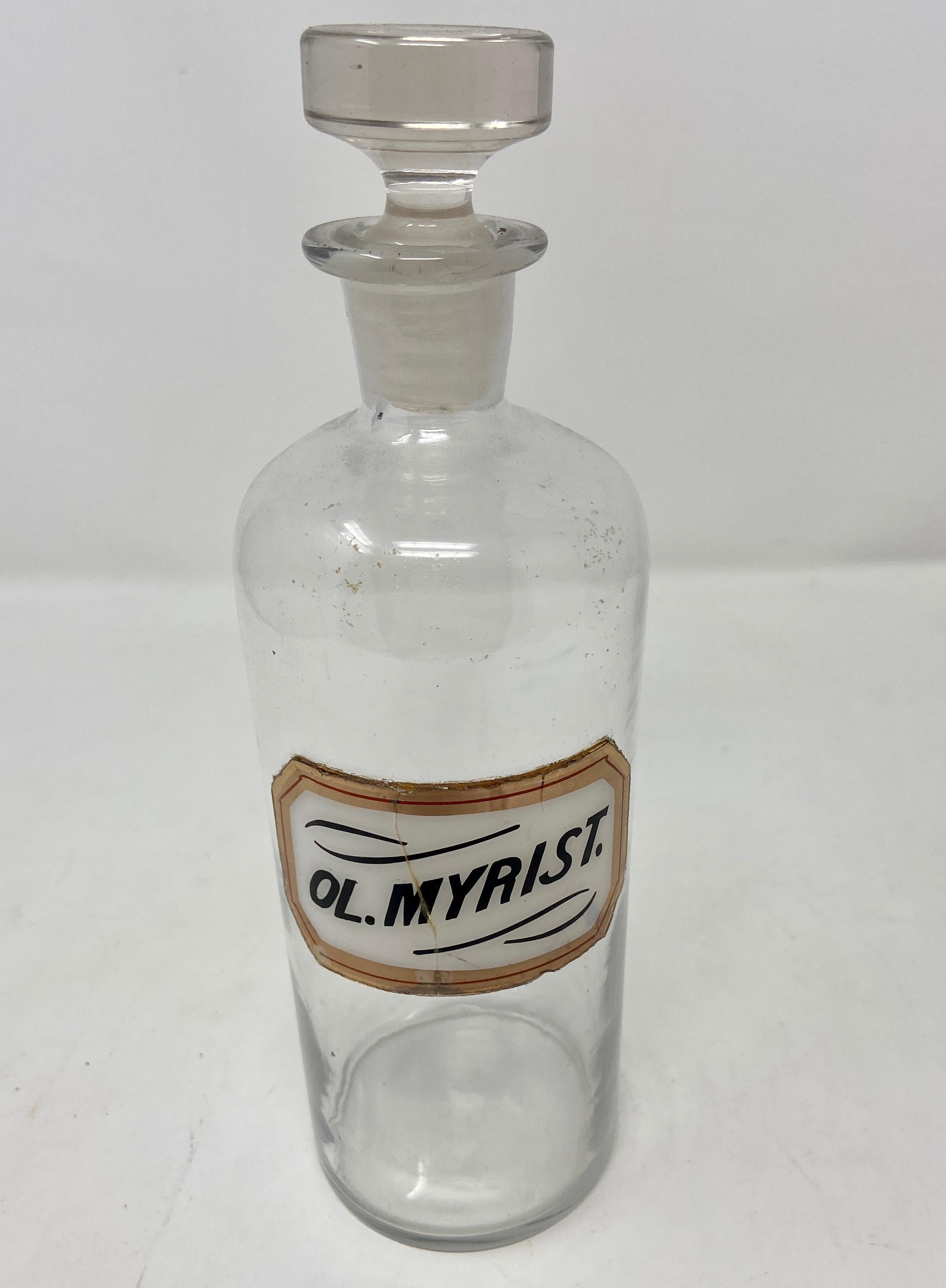 Ancienne bouteille d'apothicaire en verre avec étiquette peinte à la main et dorée, Circa 1900. Belle bouteille en verre soufflé.
