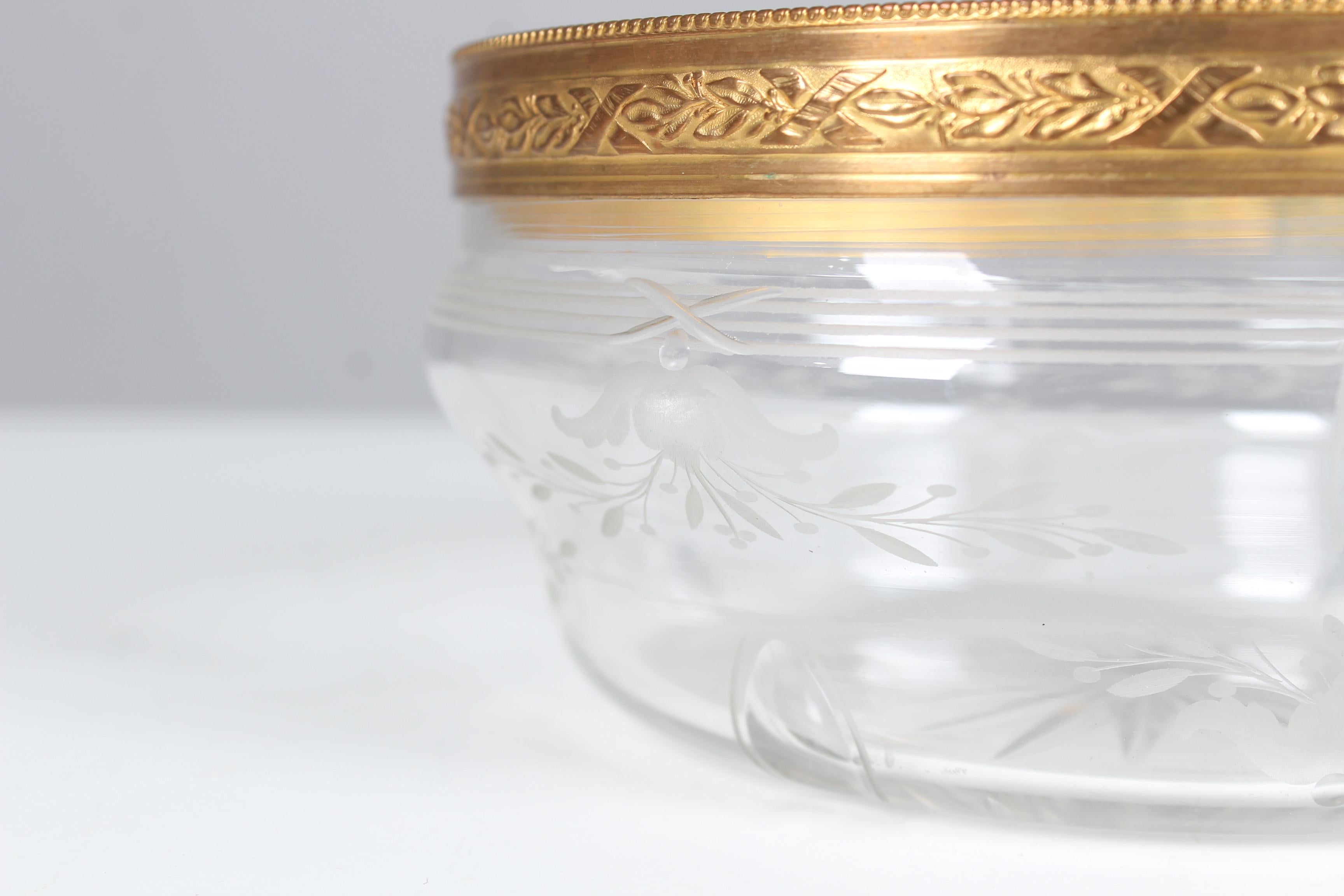 Beautiful antique serving bowl.
Glas with bordure made of brass.


