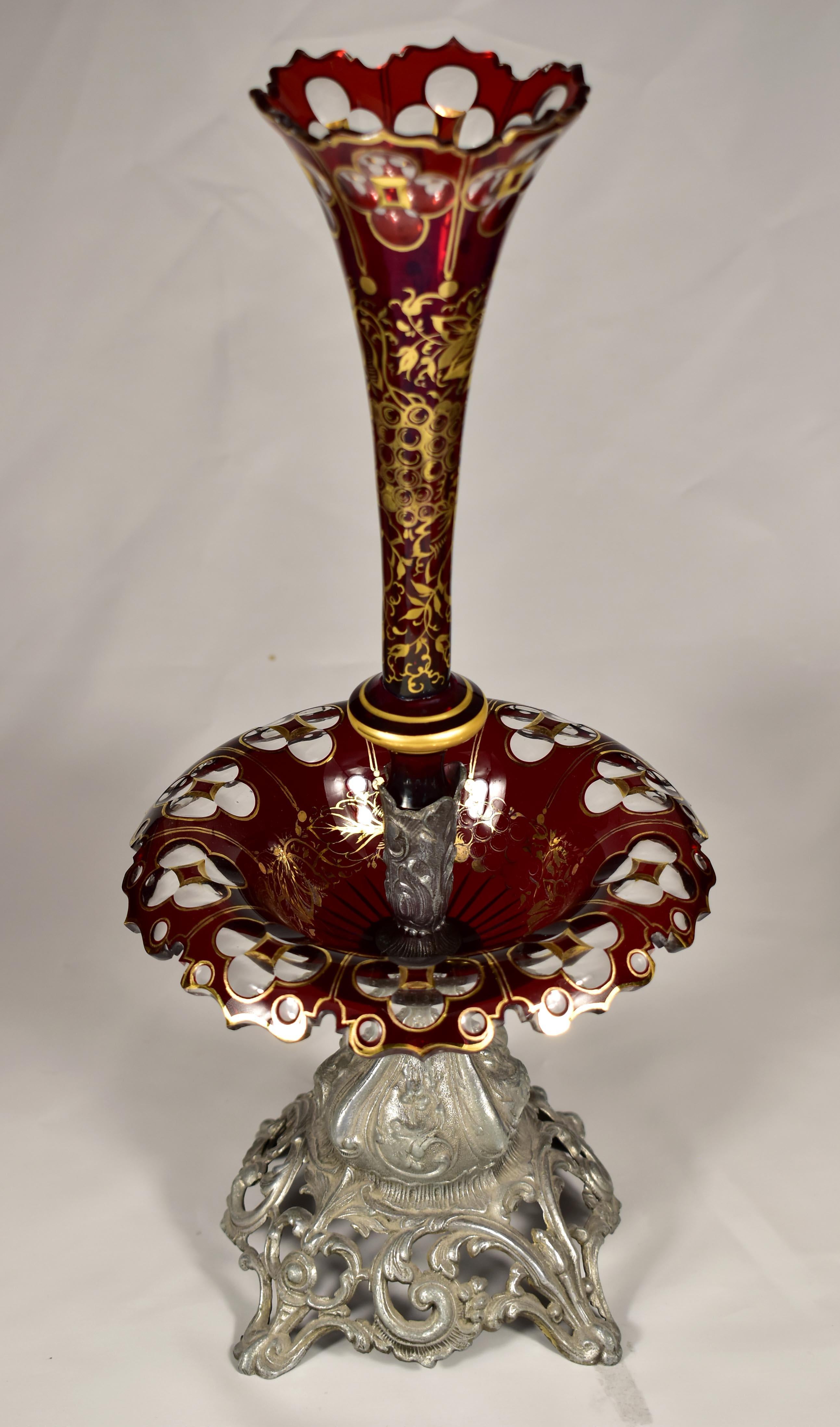 Fait main Bol en verre ancien avec pied en étain - Verre rubis - 19-20 siècles en vente