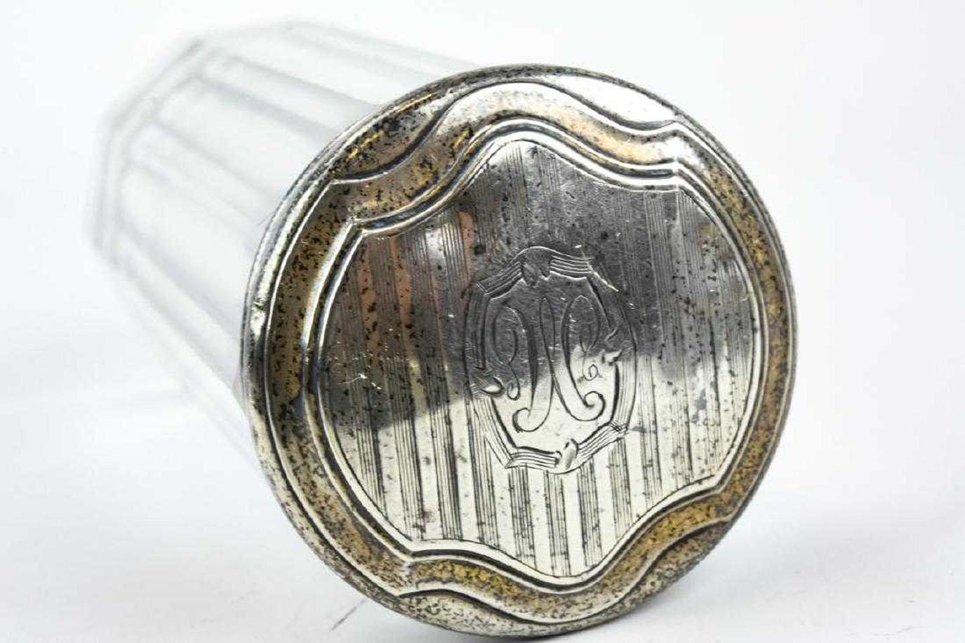 Das antike, facettierte Glasfläschchen mit einem Deckel aus Sterlingsilber (gestempelt) wurde für Wattestäbchen verwendet und war möglicherweise Teil eines größeren Sets von Kosmetikbehältern für Damen. Der Deckel der Flasche hat ein Gewinde für