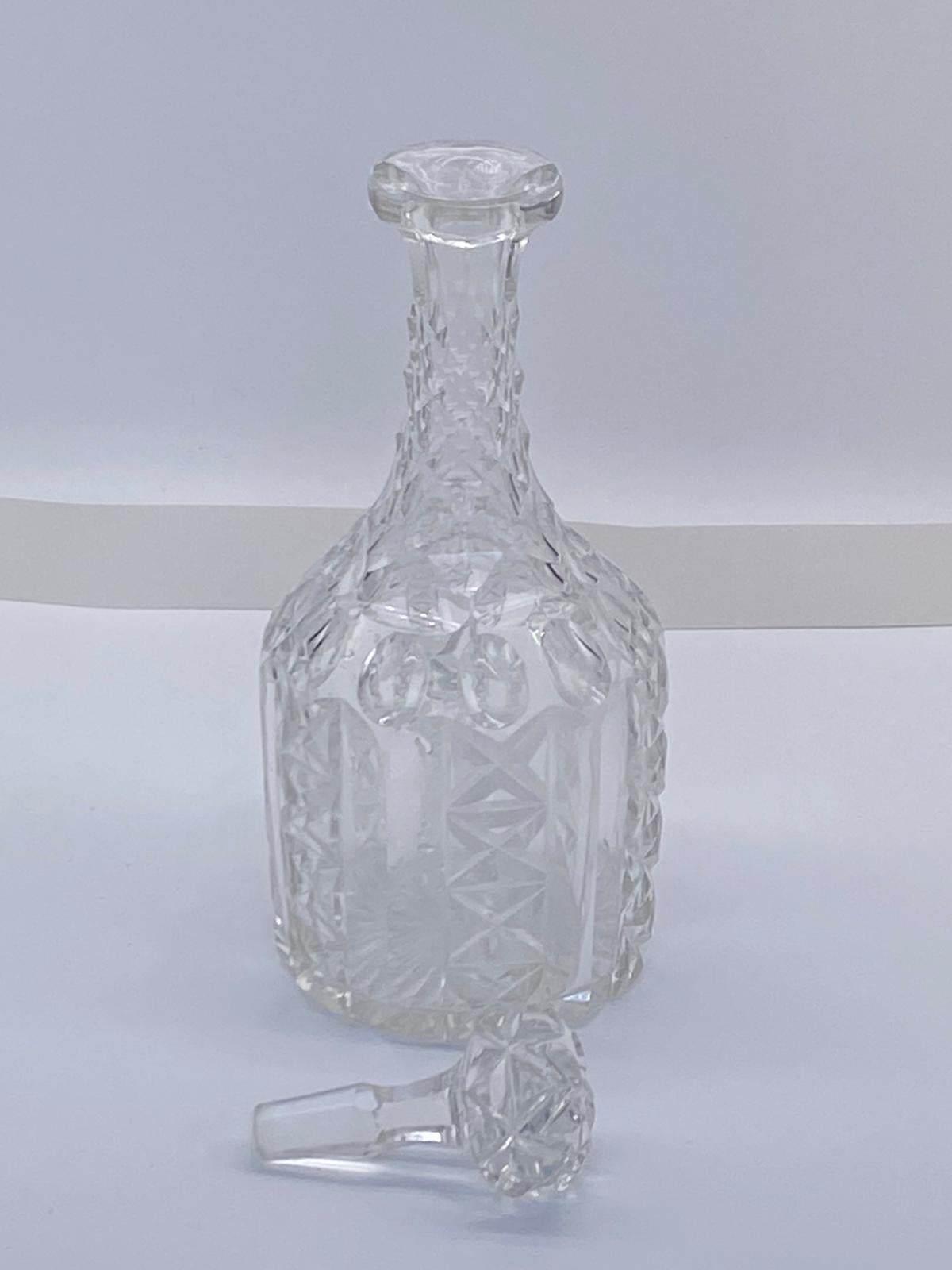 Antico decanter in vetro, di bella forma e con tappo originale. Ottime condizioni.