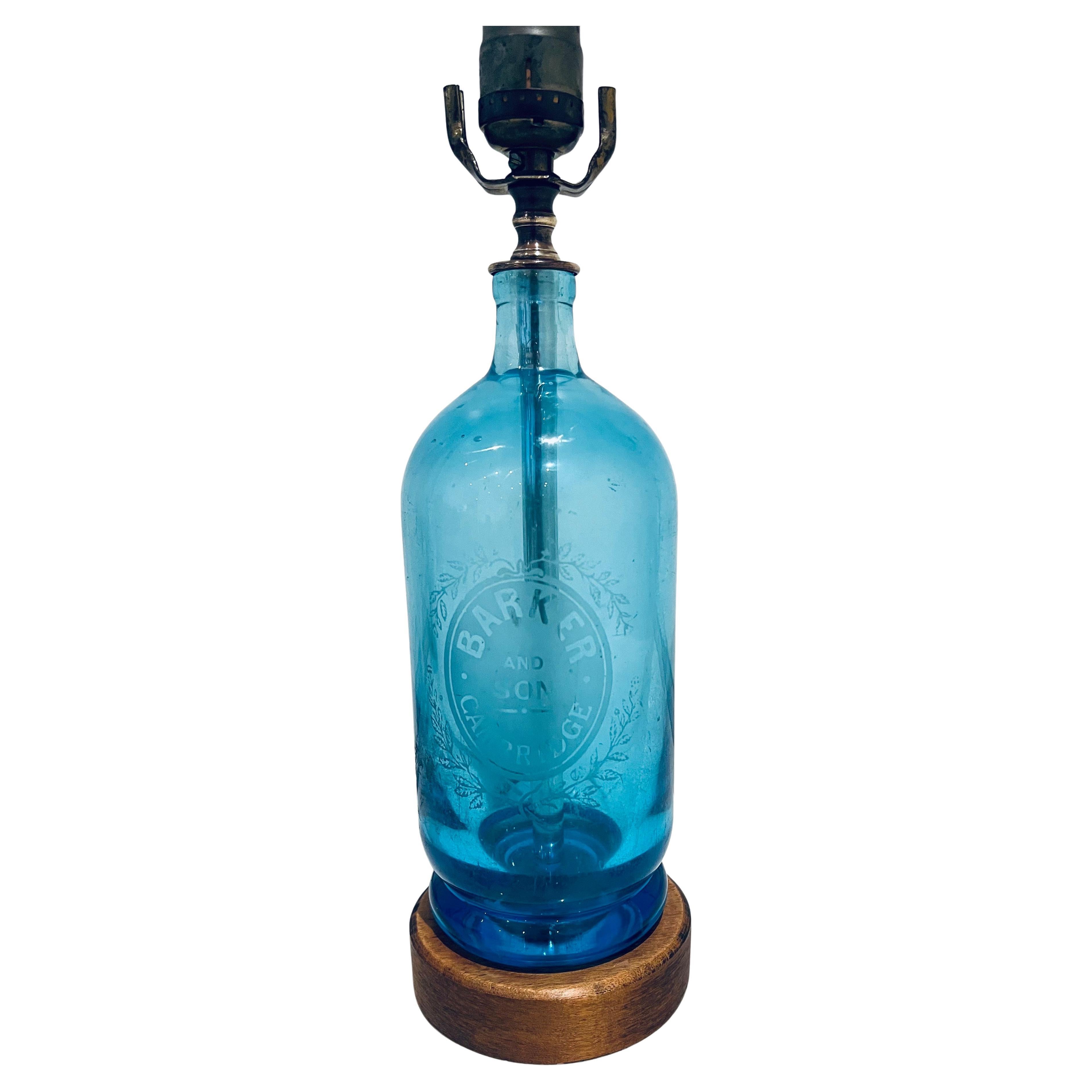 Ancienne bouteille d'eau de Seltz en verre gravé Lampe de table réutilisée Baker & Son Cambridge Bon état - En vente à San Diego, CA