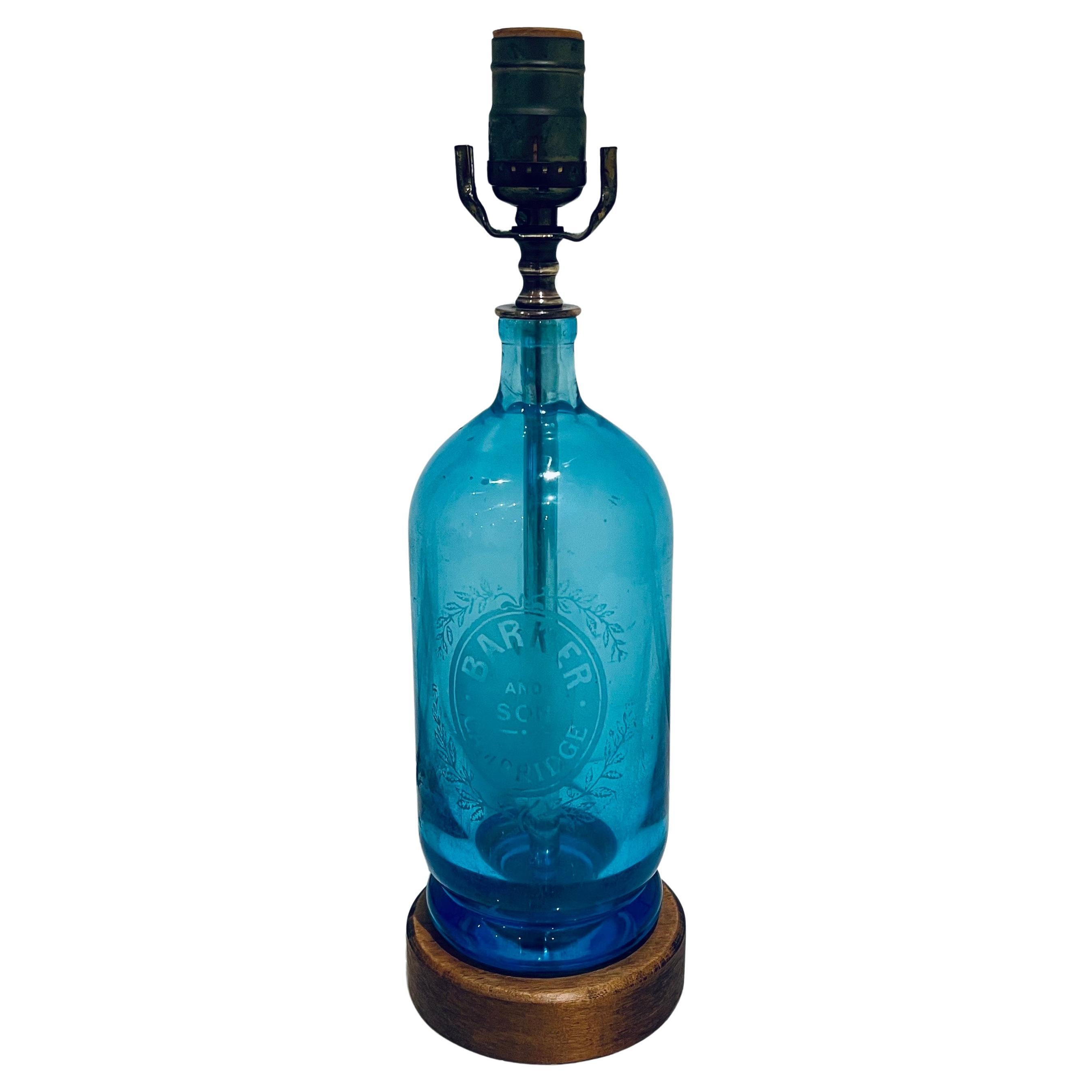 Ancienne bouteille d'eau de Seltz en verre gravé Lampe de table réutilisée Baker & Son Cambridge en vente