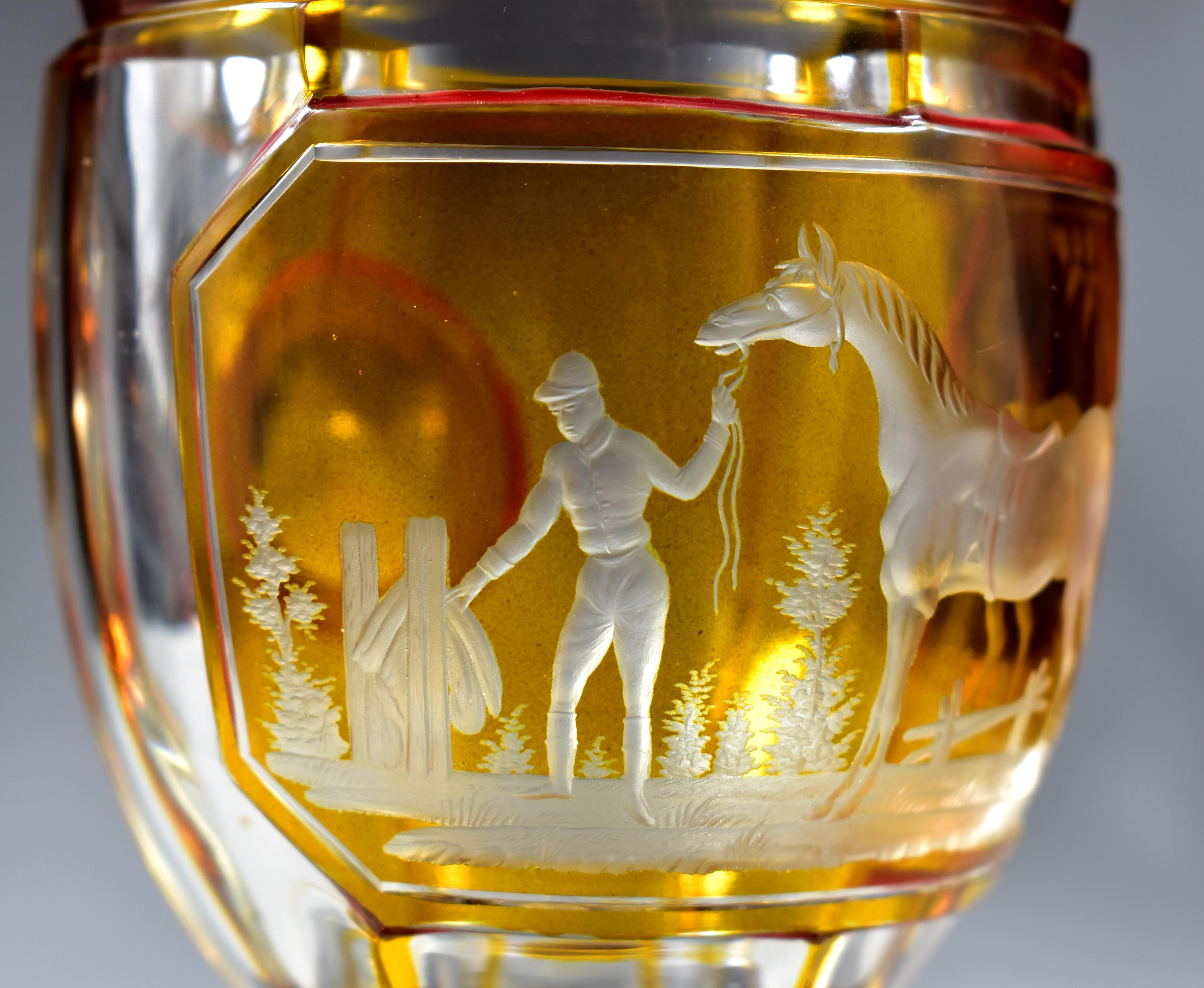 Vetro antico Goblet- Ambra Lazure,  Cavallo e fantino incisi In condizioni buone a Nový Bor, CZ