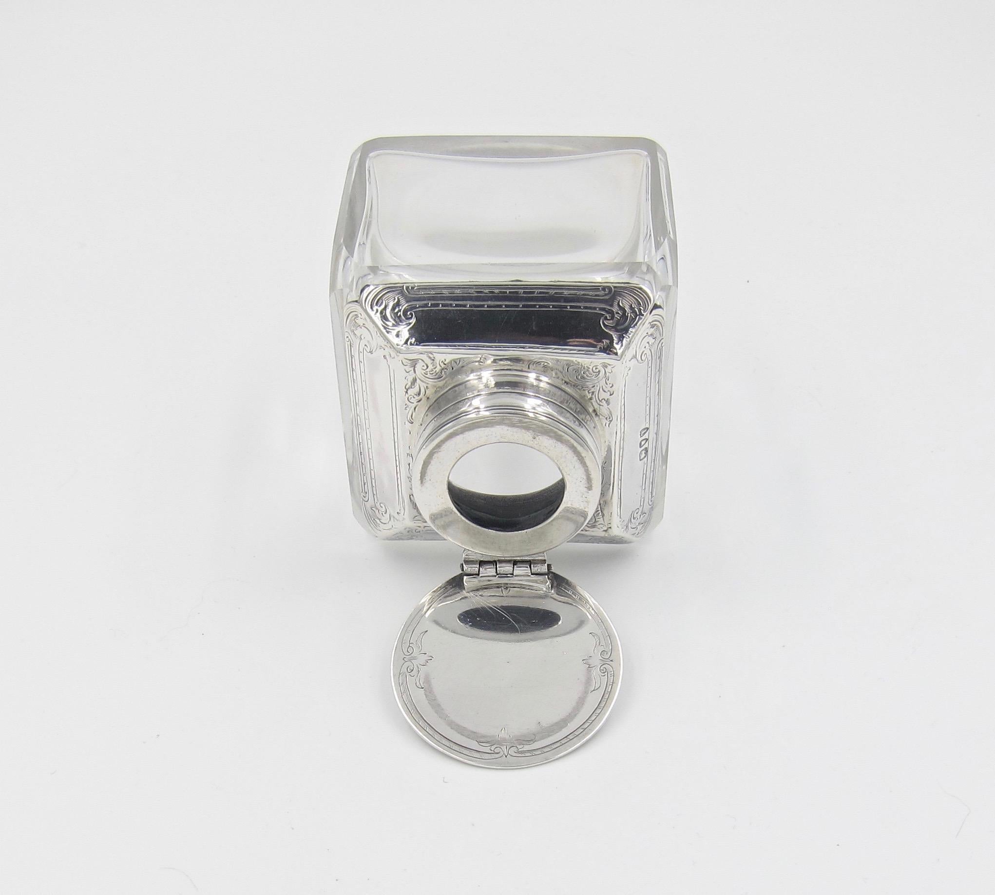 XIXe siècle Encrier en verre antique avec couvercle et col en argent sterling:: 1894