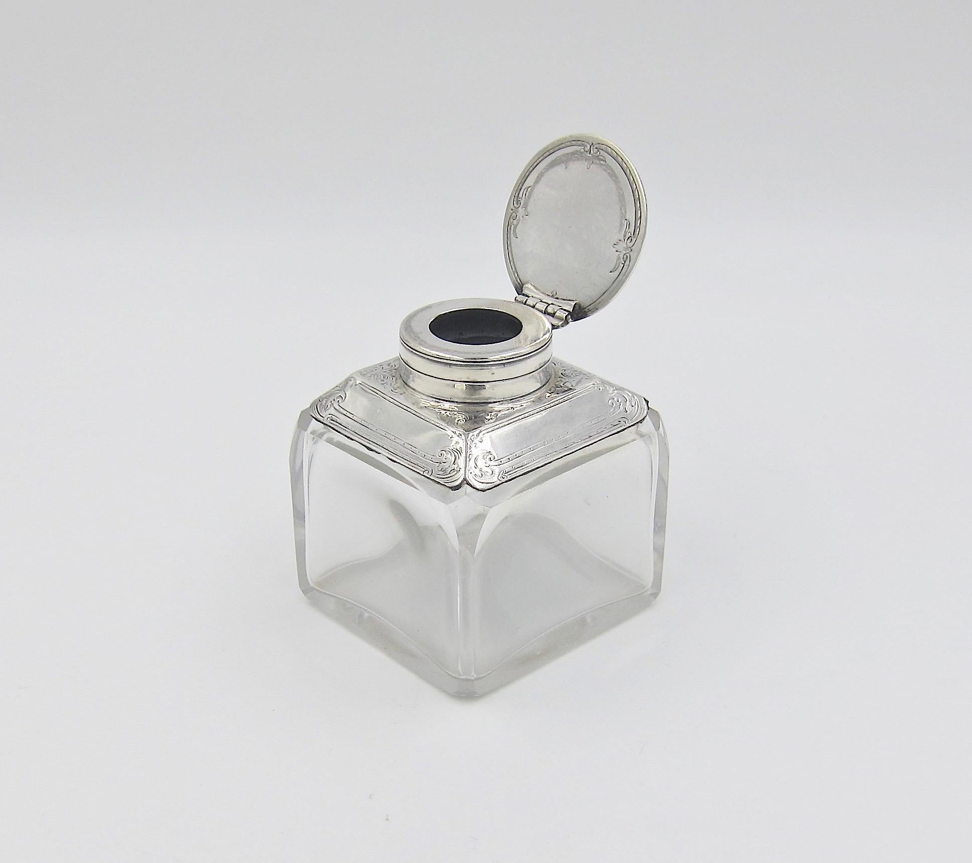 Encrier en verre antique avec couvercle et col en argent sterling:: 1894 1
