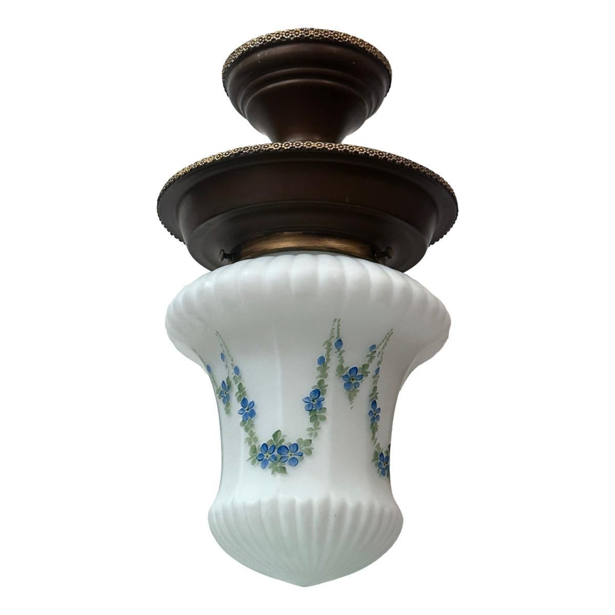 Anglais Lanterne ancienne en verre avec fleurs bleues en vente
