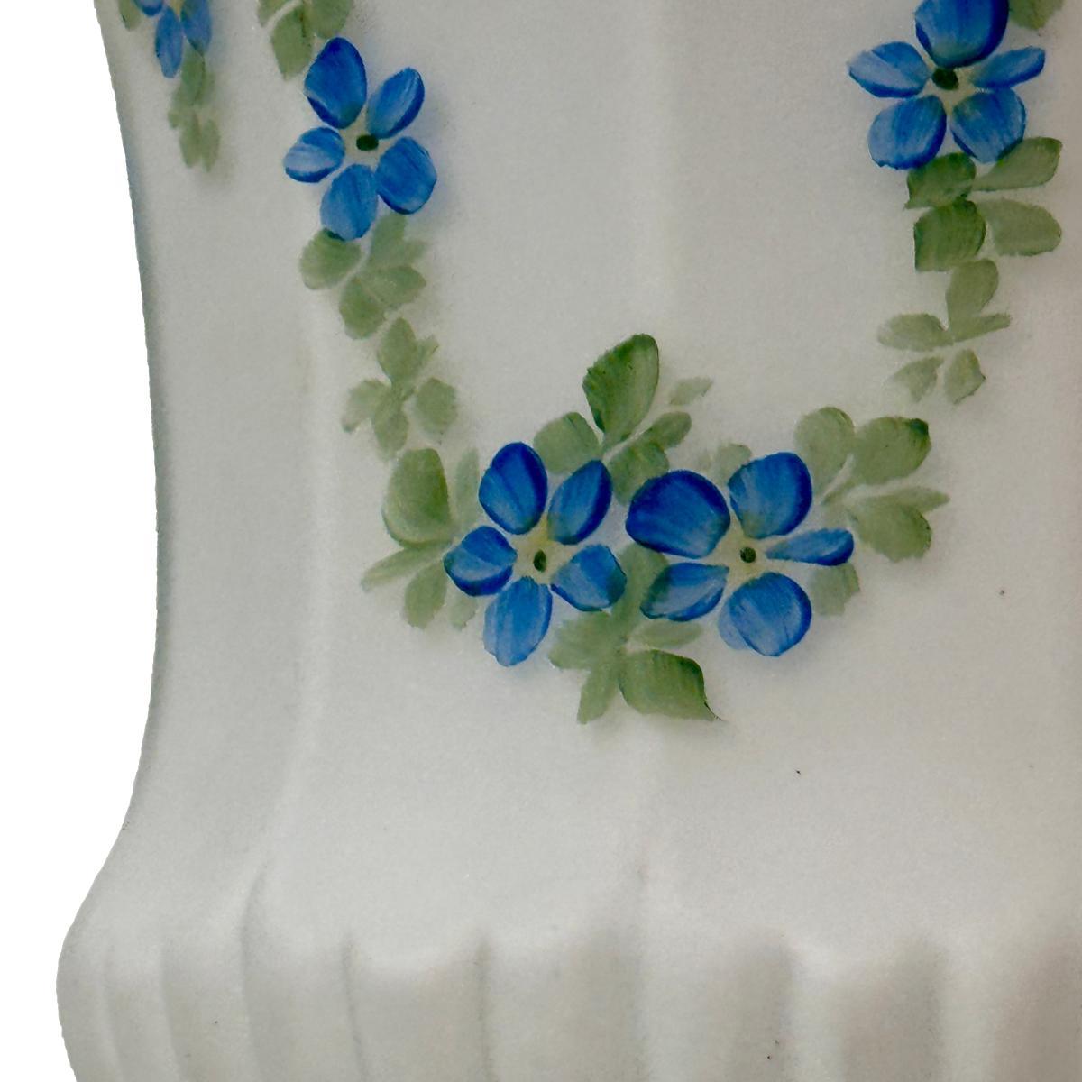 Verre Lanterne ancienne en verre avec fleurs bleues en vente
