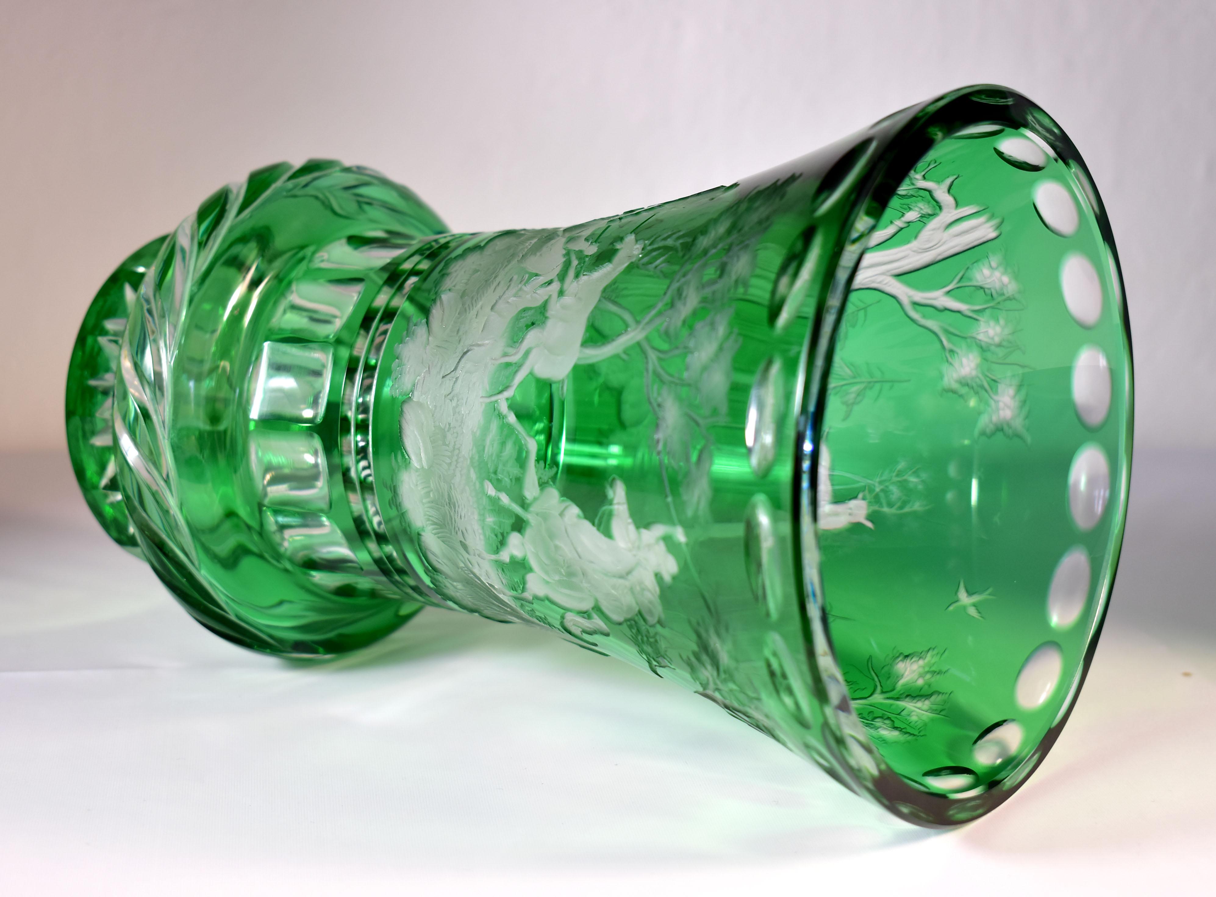Jarrón superpuesto de cristal antiguo - Motivo de caza grabado Siglo XX en venta 7