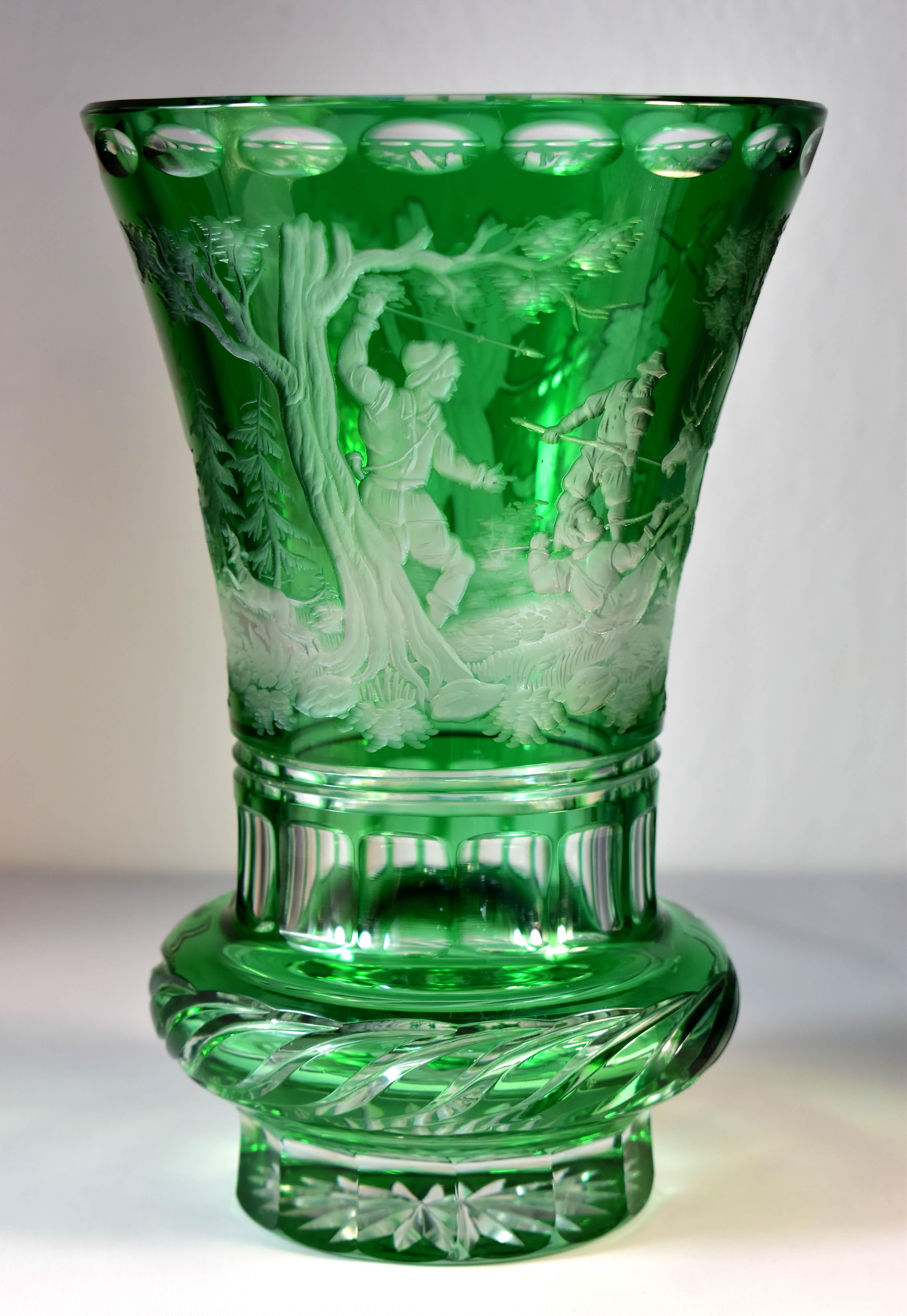 Precioso jarrón verde superpuesto, tallado con un motivo de caza grabado, Representa una escena de caza de ciervos, El grabado está realizado con la antigua técnica de grabado en cobre, Se trata de cristal de Bohemia del siglo XX, Es una preciosa