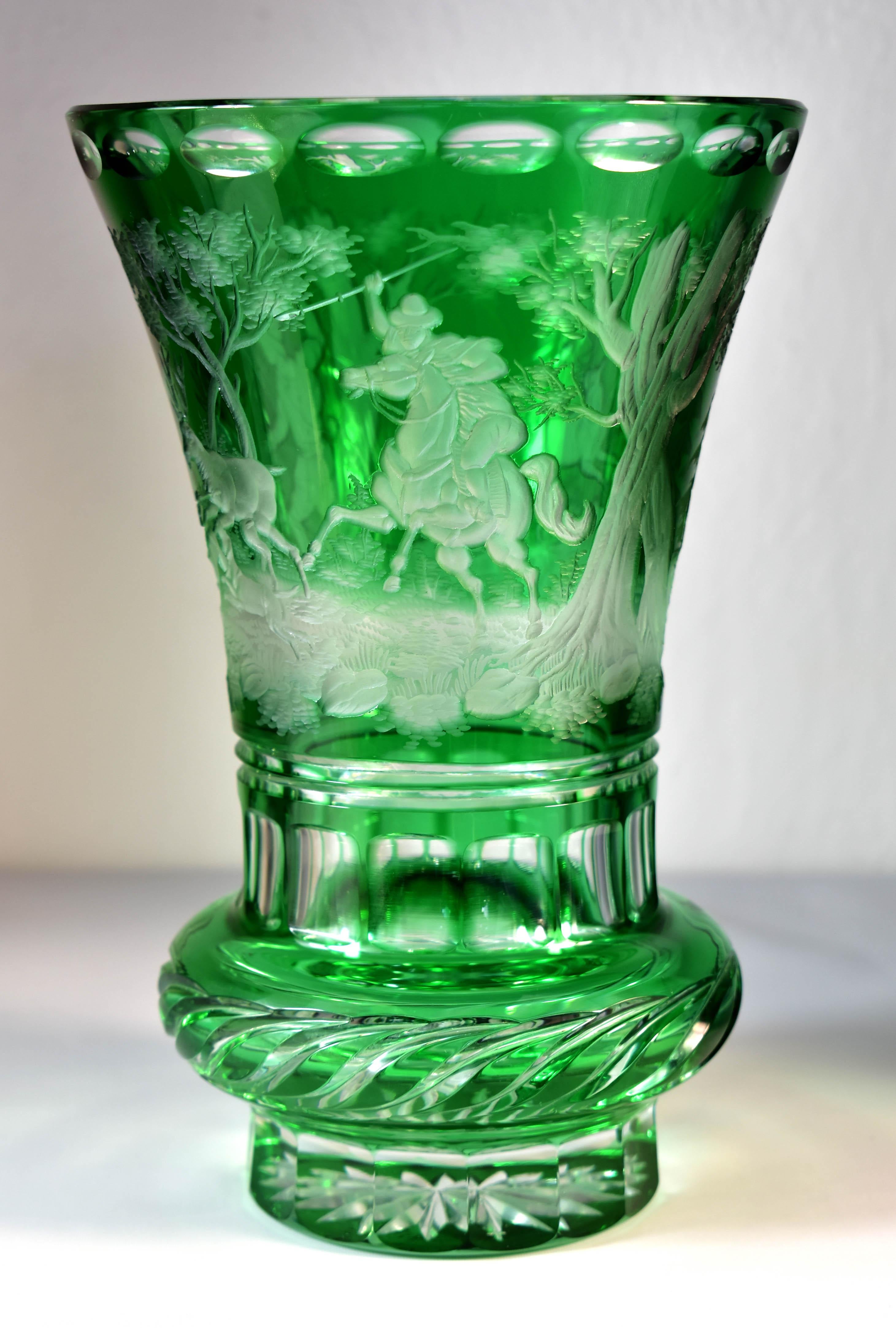 Jarrón superpuesto de cristal antiguo - Motivo de caza grabado Siglo XX en Bueno estado para la venta en Nový Bor, CZ