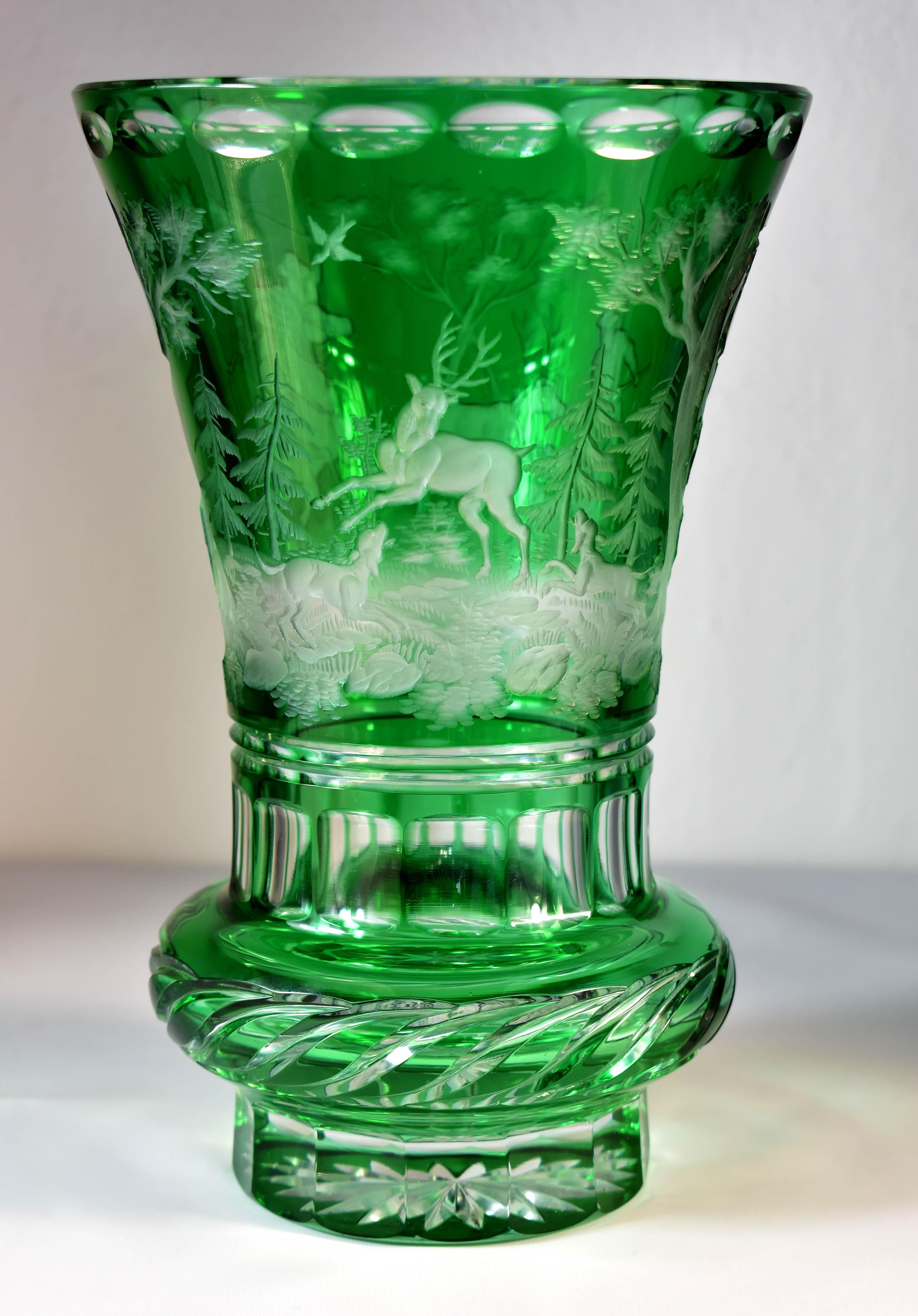 Jarrón superpuesto de cristal antiguo - Motivo de caza grabado Siglo XX Vidrio en venta
