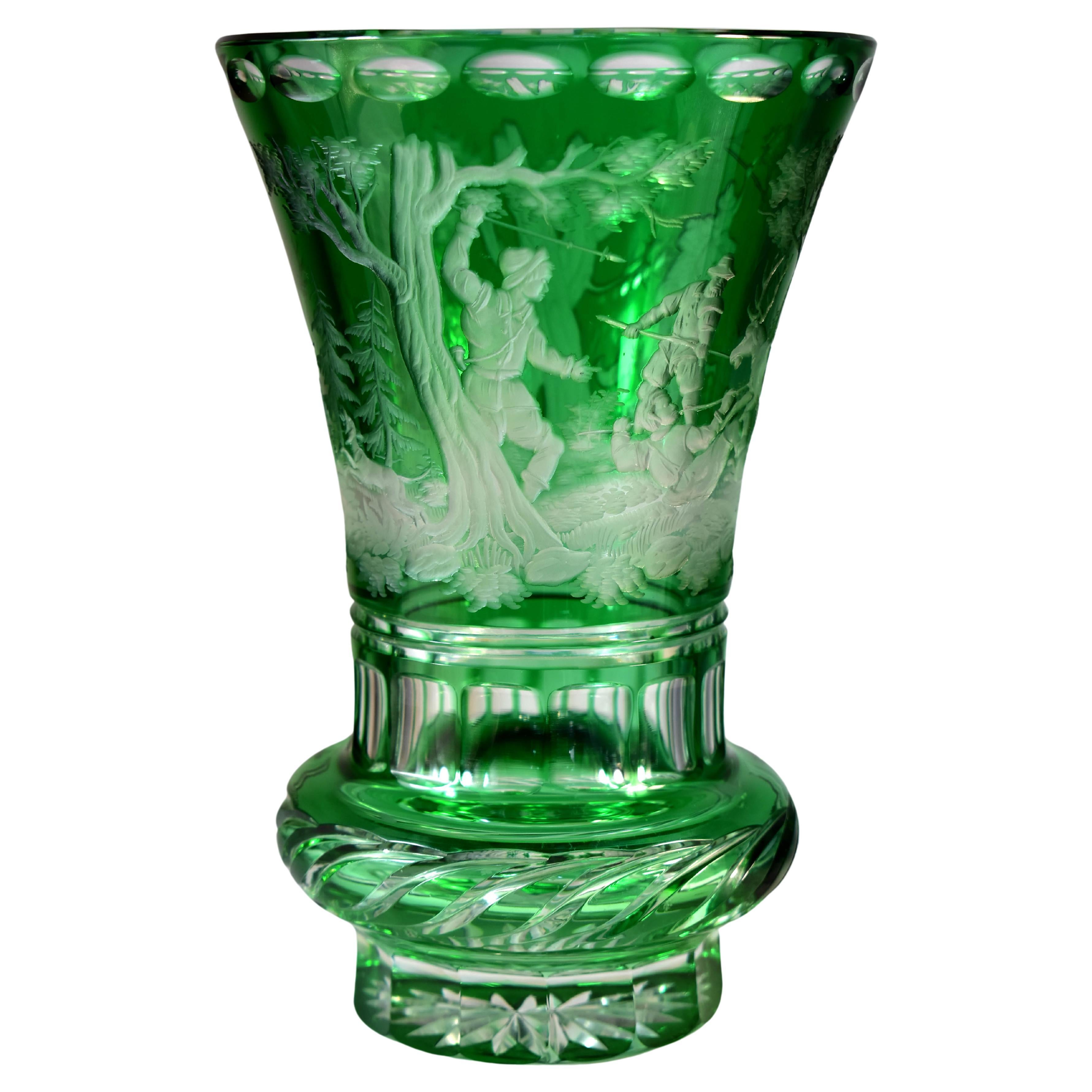 Vase ancien recouvert de verre - motif de chasse gravé 20ème siècle