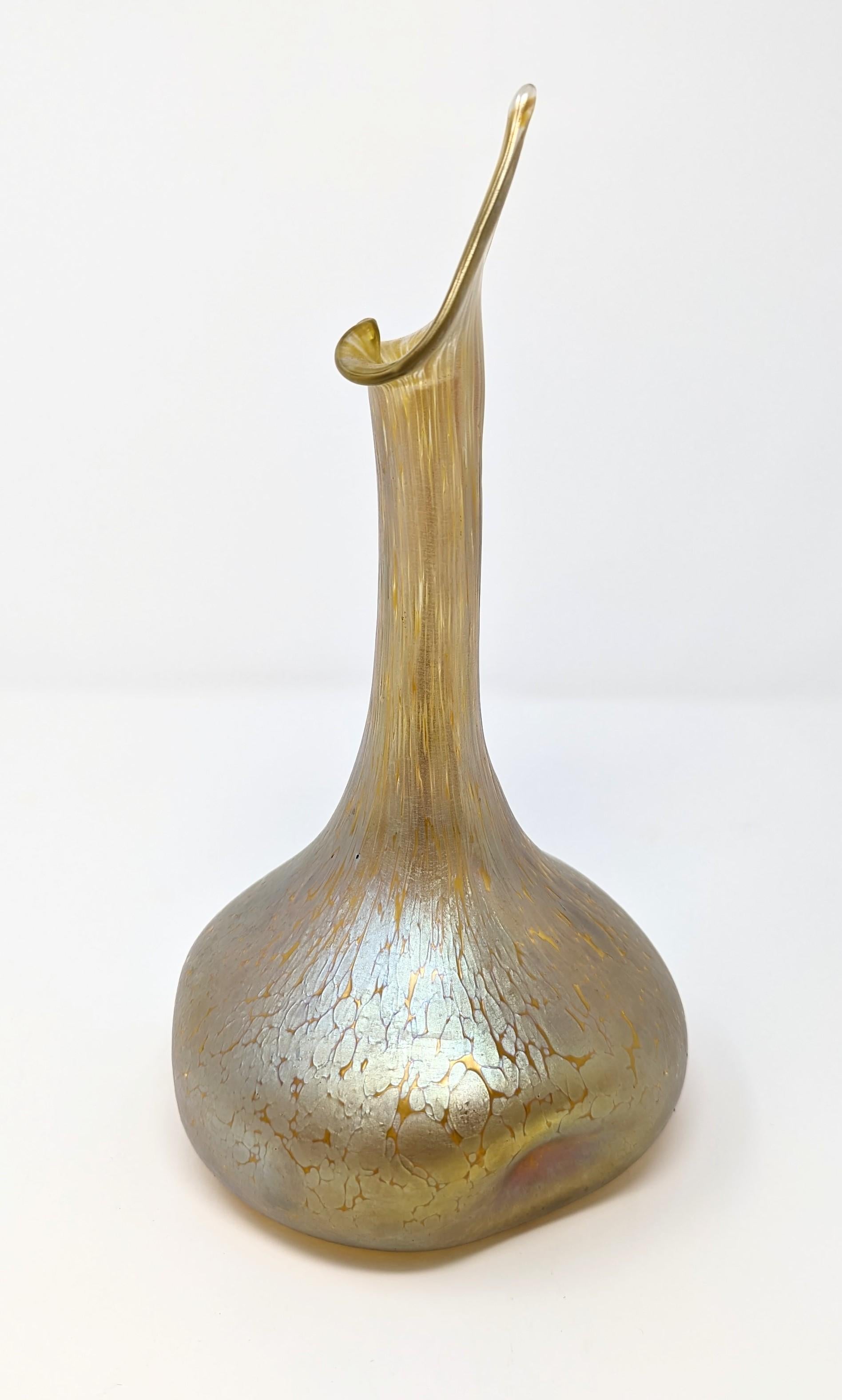 Verre d'art Vase en verre ancien Candia Papillon Loetz Witwe Bohemia vers 1898 Art Nouveau en vente