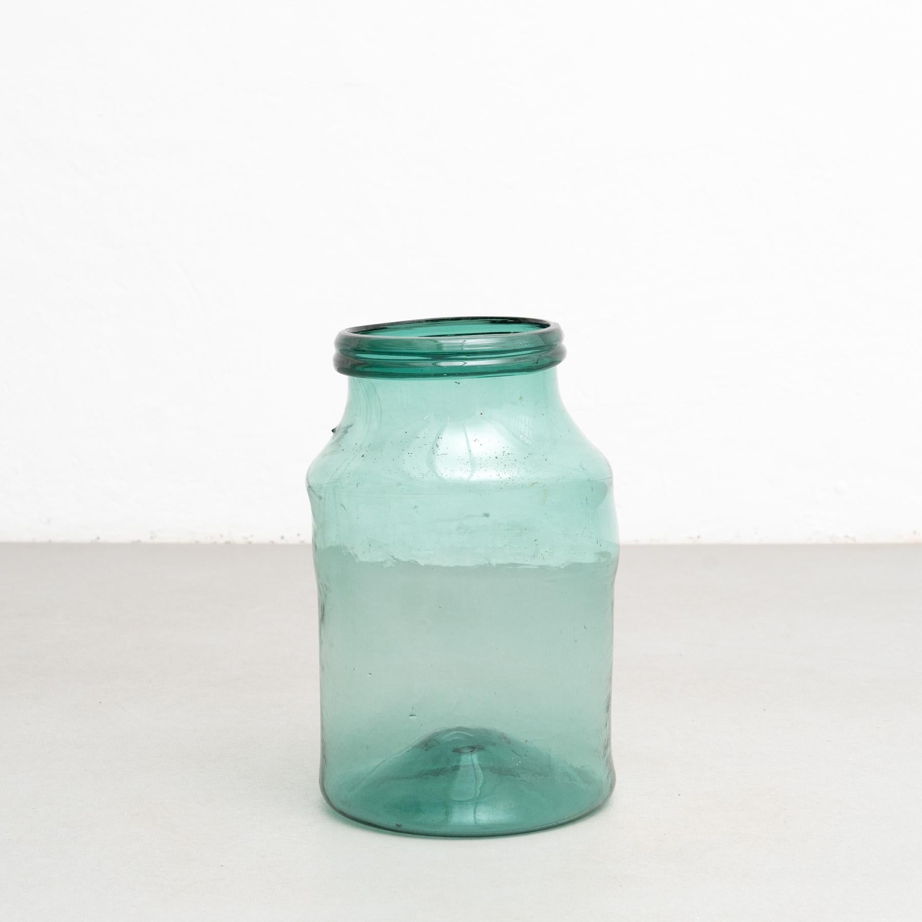 Antica bottiglia in vetro Demijohn di Barcellona.    Realizzato da un produttore sconosciuto in Spagna, intorno al 1950.    In condizioni originali, con lievi usure dovute all'età e all'uso, conserva una bella patina.    Materiali:  Vetro.