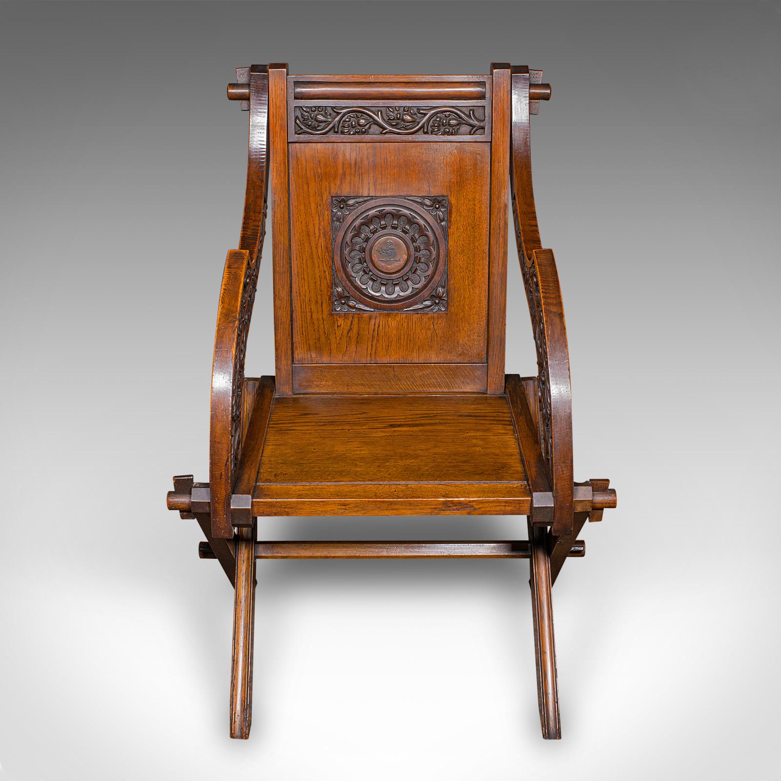 Dies ist ein antiker Glastonbury-Stuhl. Ein englischer Sessel aus Eichenholz im Stil der Gotik, aus der viktorianischen Zeit, um 1880. Ein hervorragendes Beispiel für die traditionelle Glastonbury-Form. Dieser ausgezeichnete Stuhl zeigt die kühnen