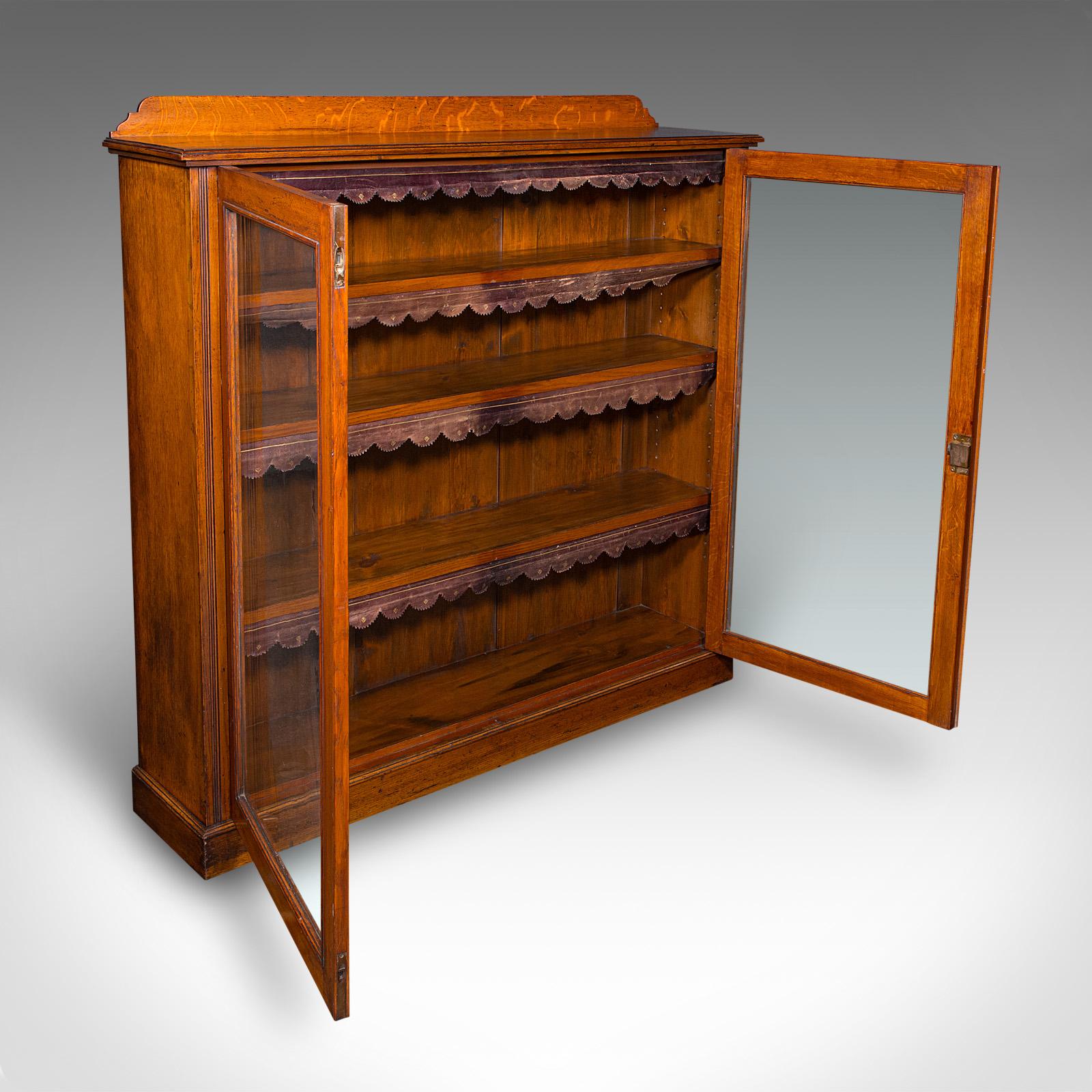 Se trata de una librería antigua acristalada. Vitrina inglesa de roble, de finales de la época victoriana, hacia 1880.

Elegante librería victoriana de atractivas proporciones y fina artesanía
Las existencias de roble de calidad presentan un interés