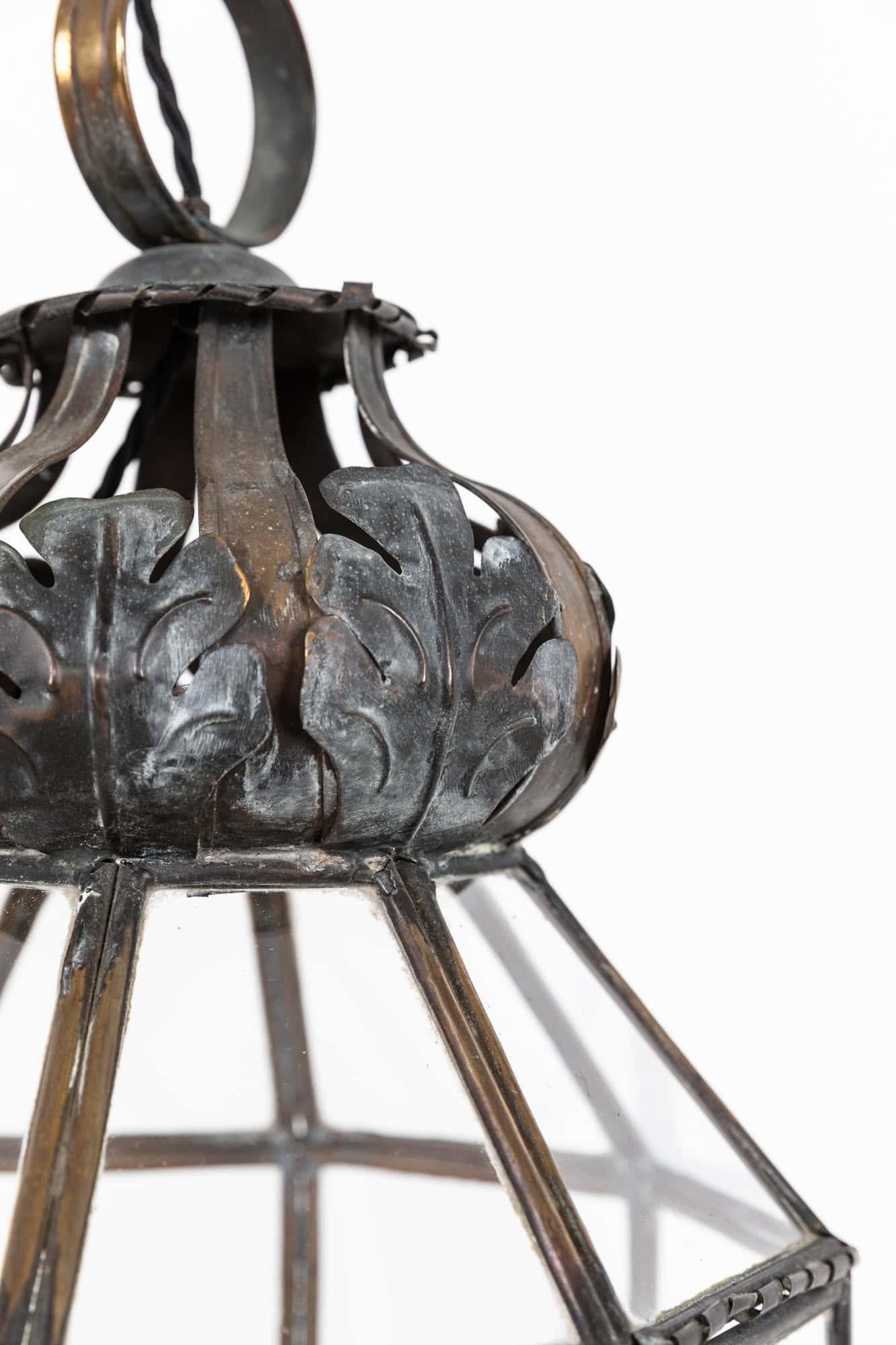 

Lanterna in rame smaltato di bella forma con verderame naturale. C.C. 1890

Lanterna ottagonale di delicata costruzione, in condizioni originali, come trovata, con una bella profondità di patina ottenuta solo grazie a decenni di ossidazione del