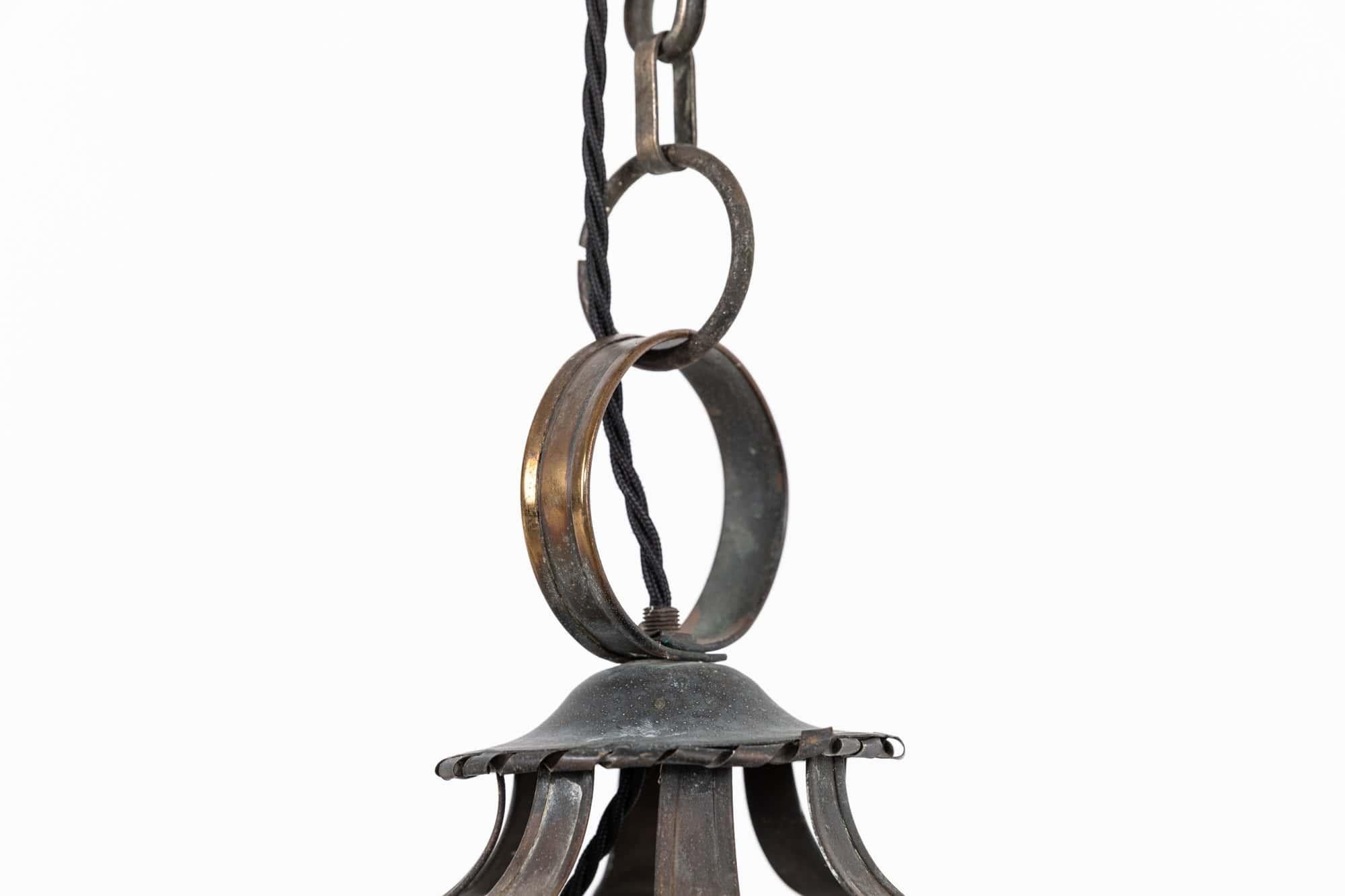 Industriale Lampada a sospensione a lanterna in rame smaltato antico A. Hall. C.1890 in vendita