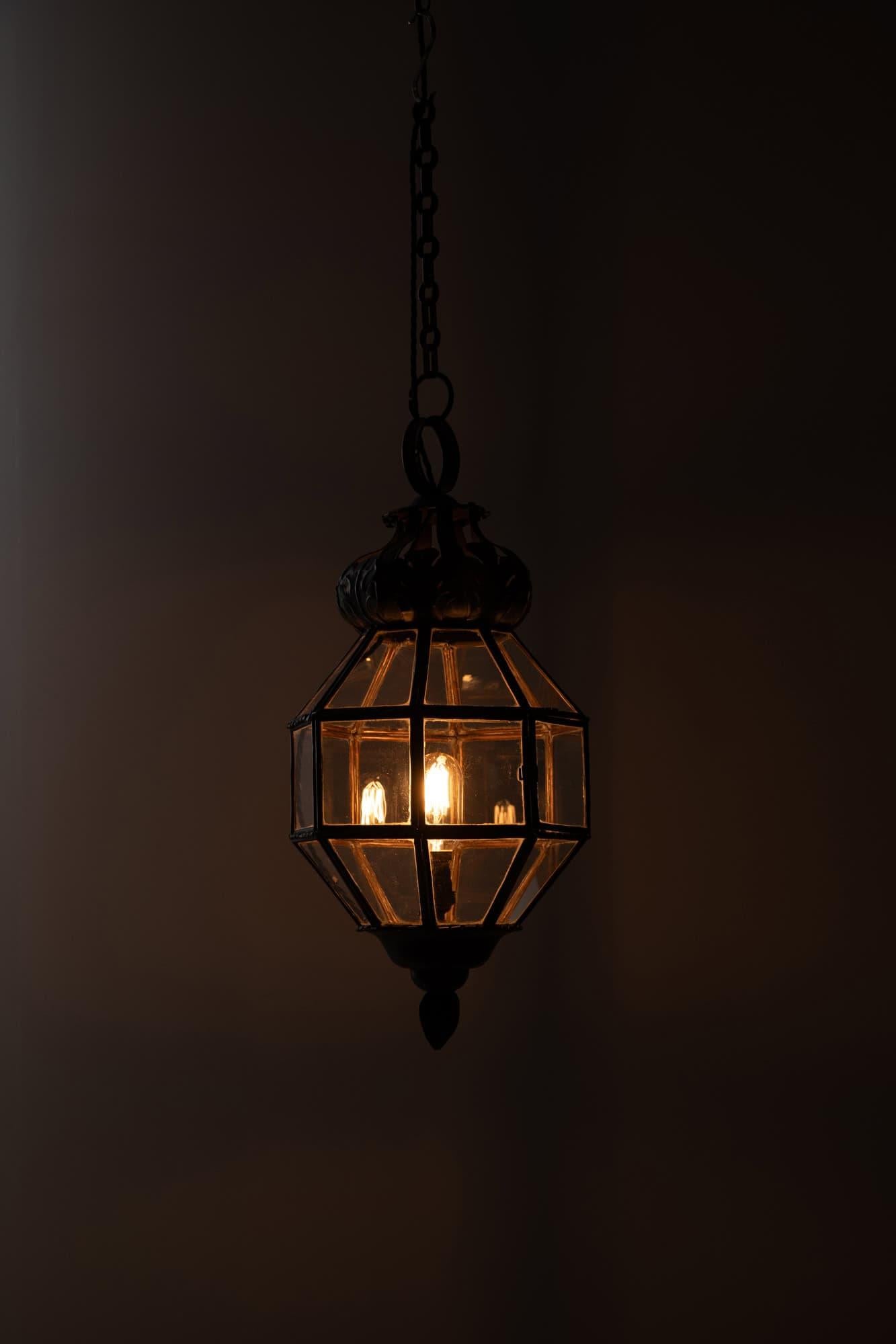 Lampada a sospensione a lanterna in rame smaltato antico A. Hall. C.1890 in vendita 1