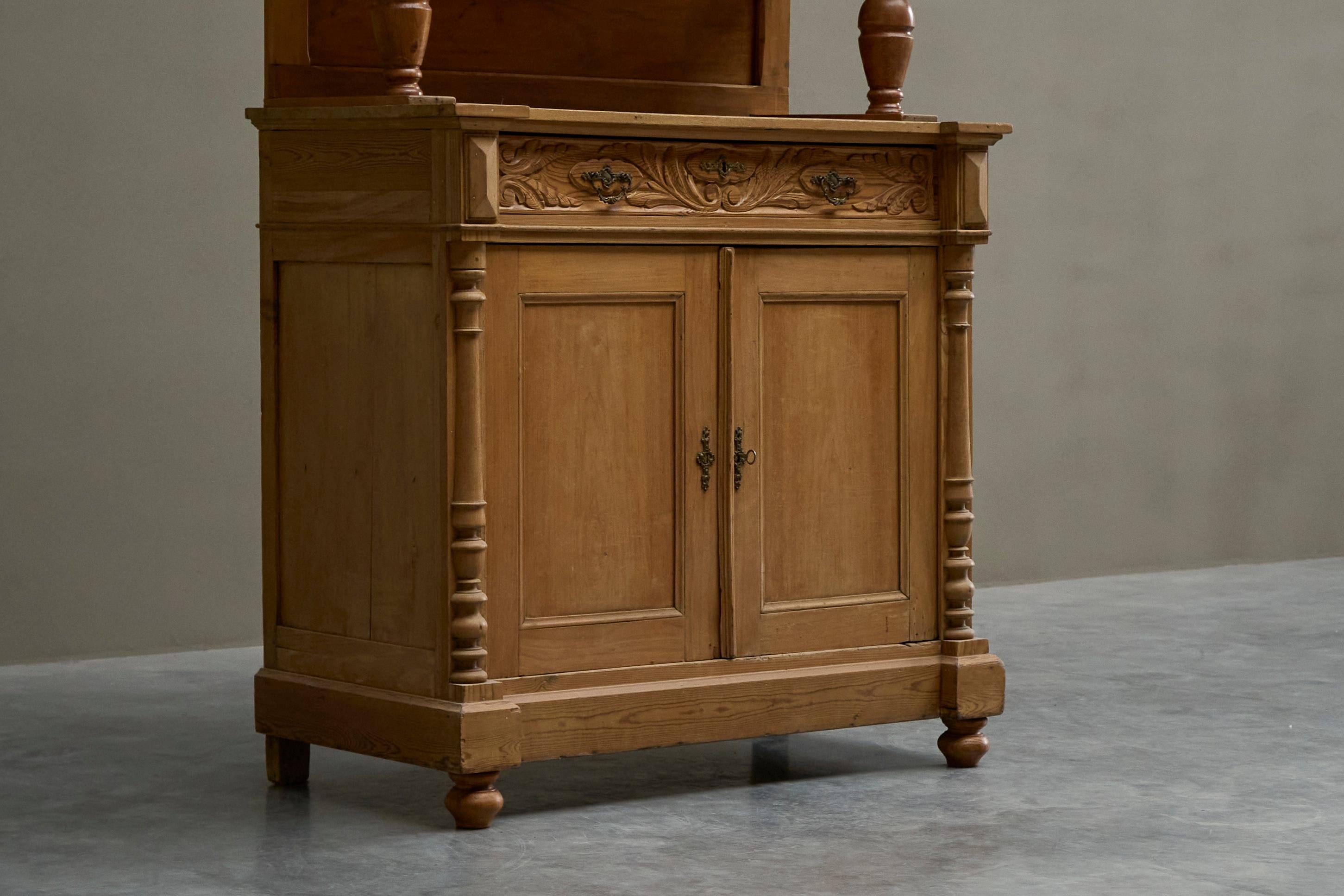 Antique Glazed Dresser in Solid Pine 19th Century (Neoklassisch) im Angebot