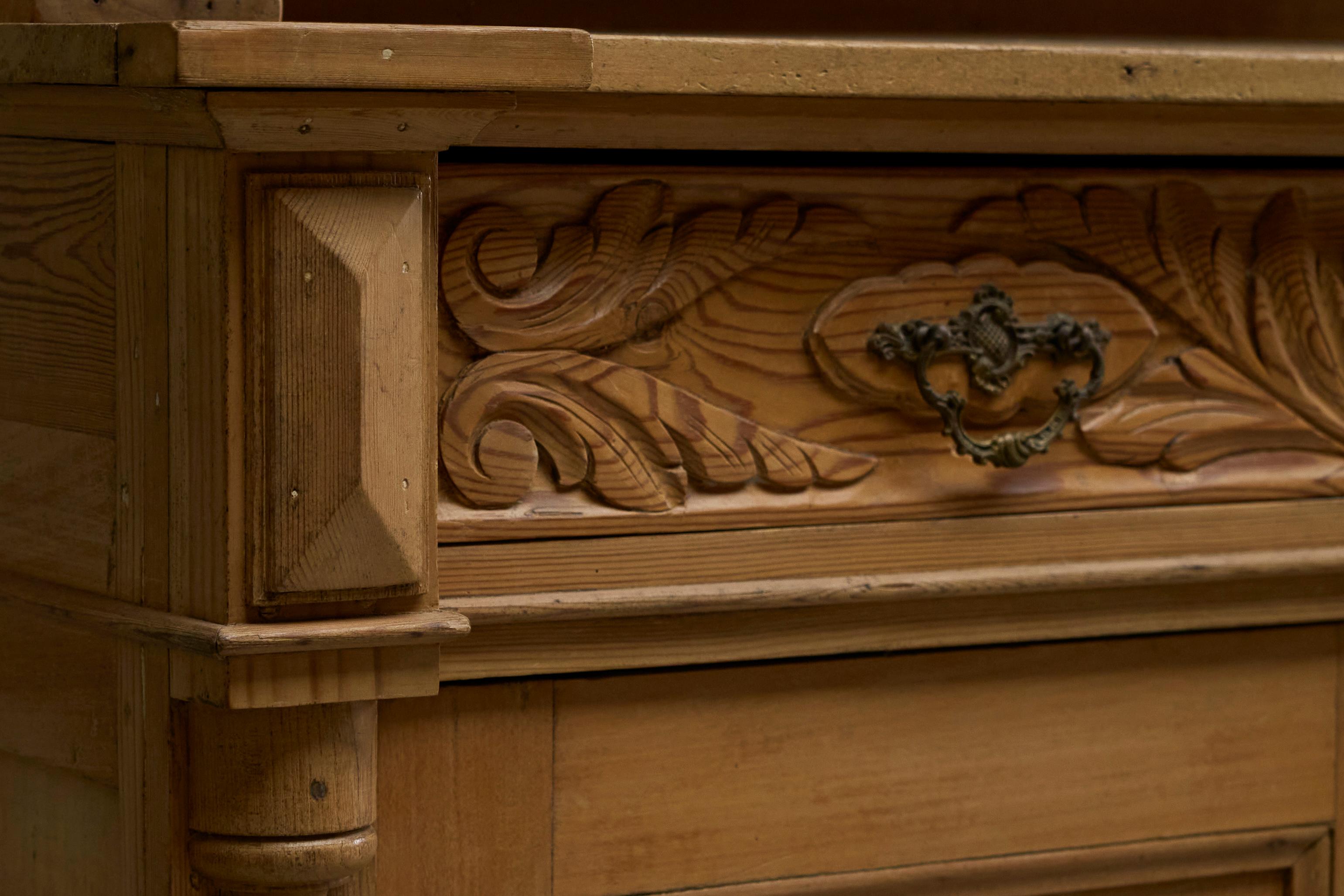 Antique Glazed Dresser in Solid Pine 19th Century (Handgefertigt) im Angebot