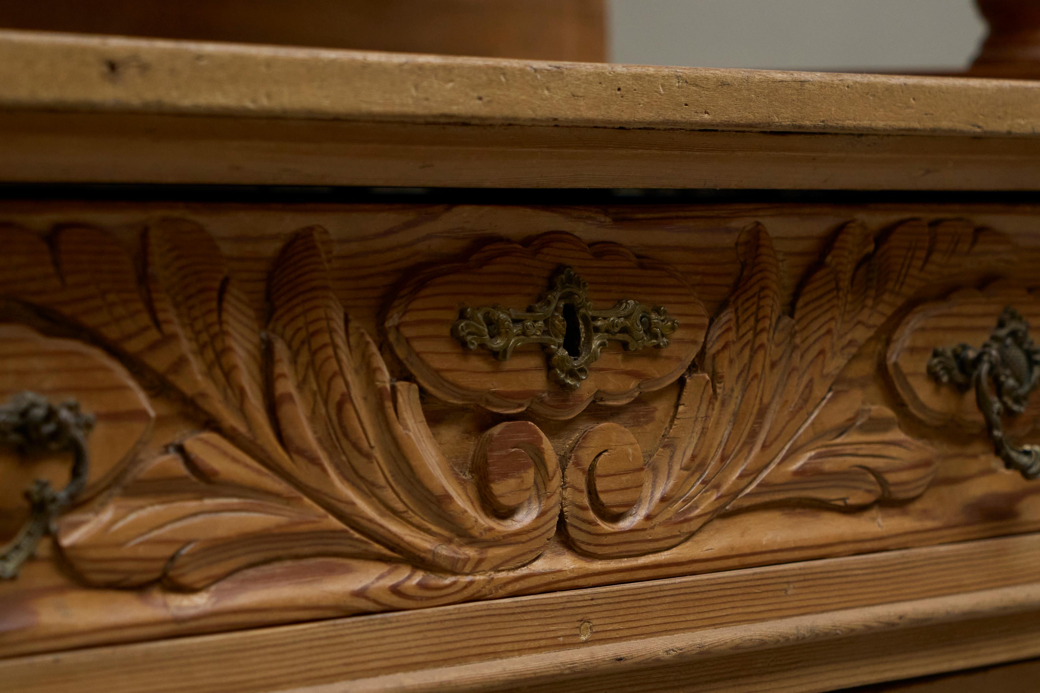 Antique Glazed Dresser in Solid Pine 19th Century (19. Jahrhundert) im Angebot