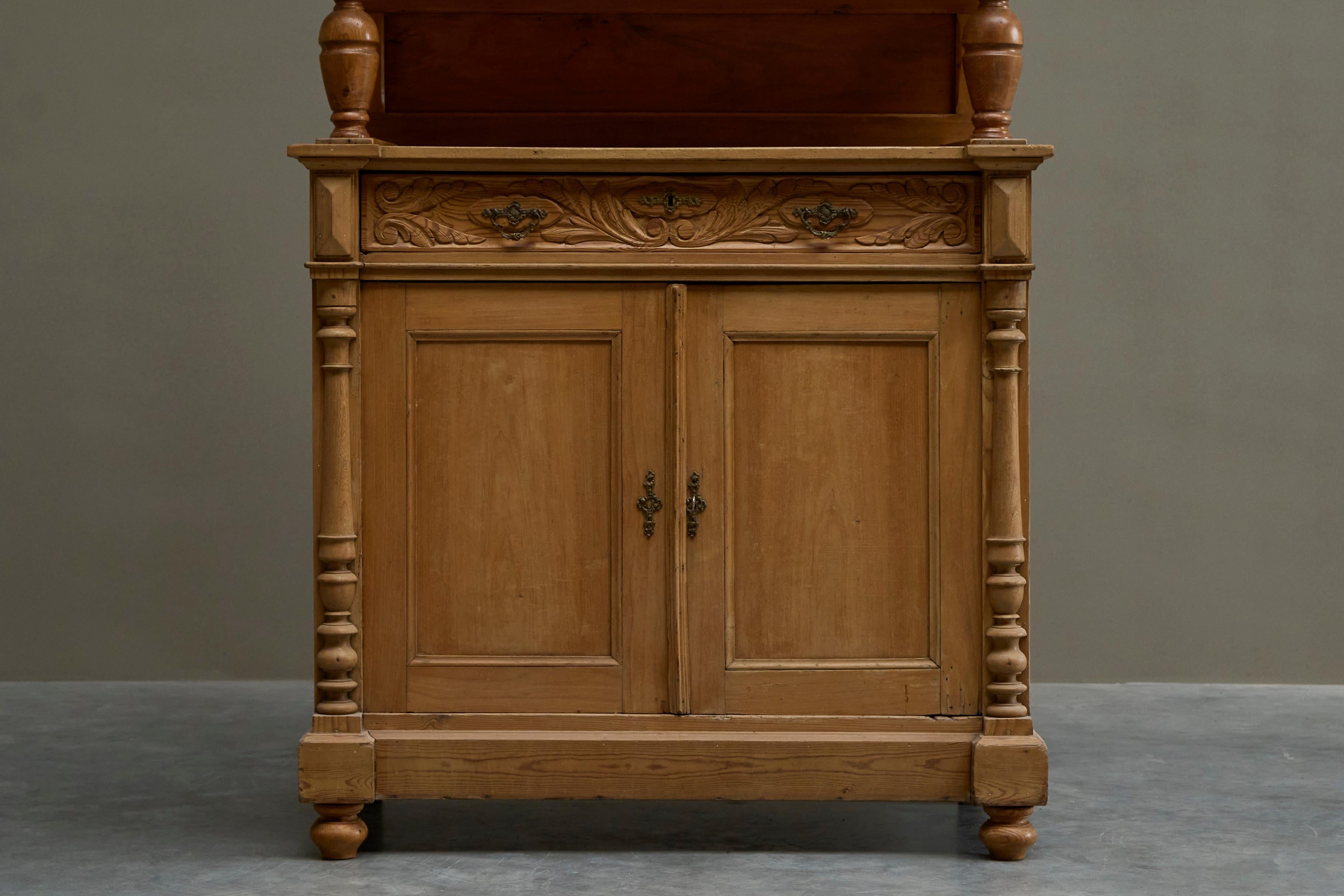 Antique Glazed Dresser in Solid Pine 19th Century im Angebot 1