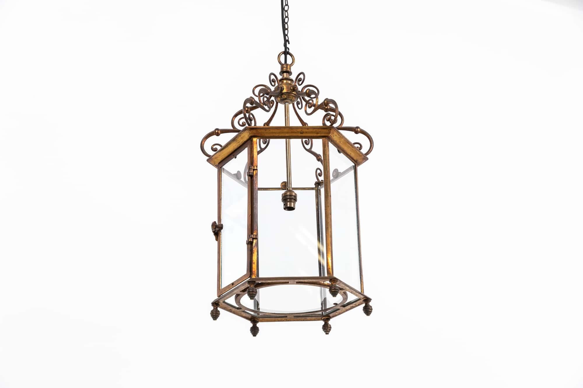 20ième siècle Antique Glazed Gilt Brass Hall Lantern Pendant Light Lamp. C.1920 en vente