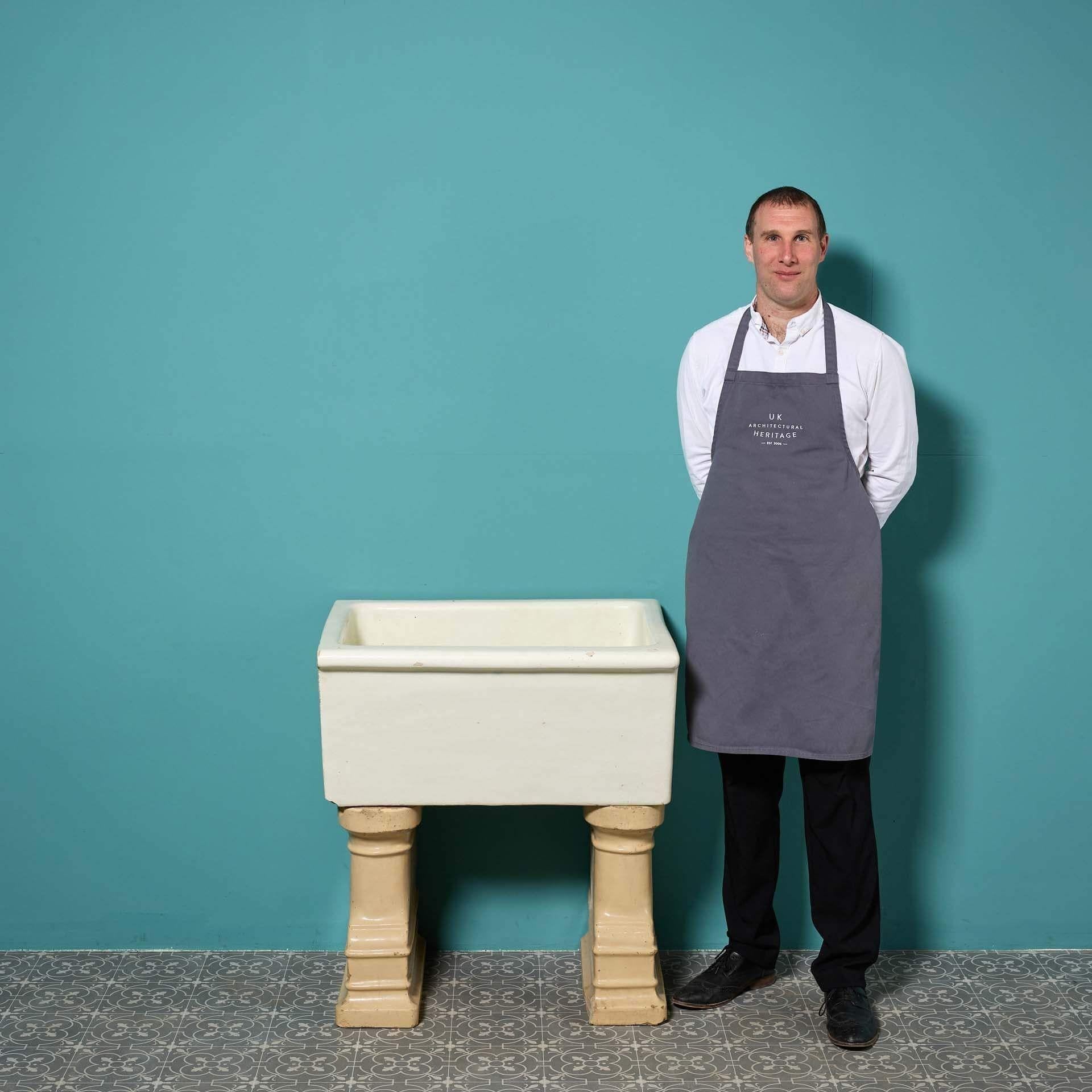 Un très grand évier ancien en grès émaillé de Belfast sur des pieds émaillés associés, vers 1890 - un ajout de caractère à une salle de coffre de campagne, un espace utilitaire ou une cuisine de ferme !

Cet évier se compose d'un grand bassin de