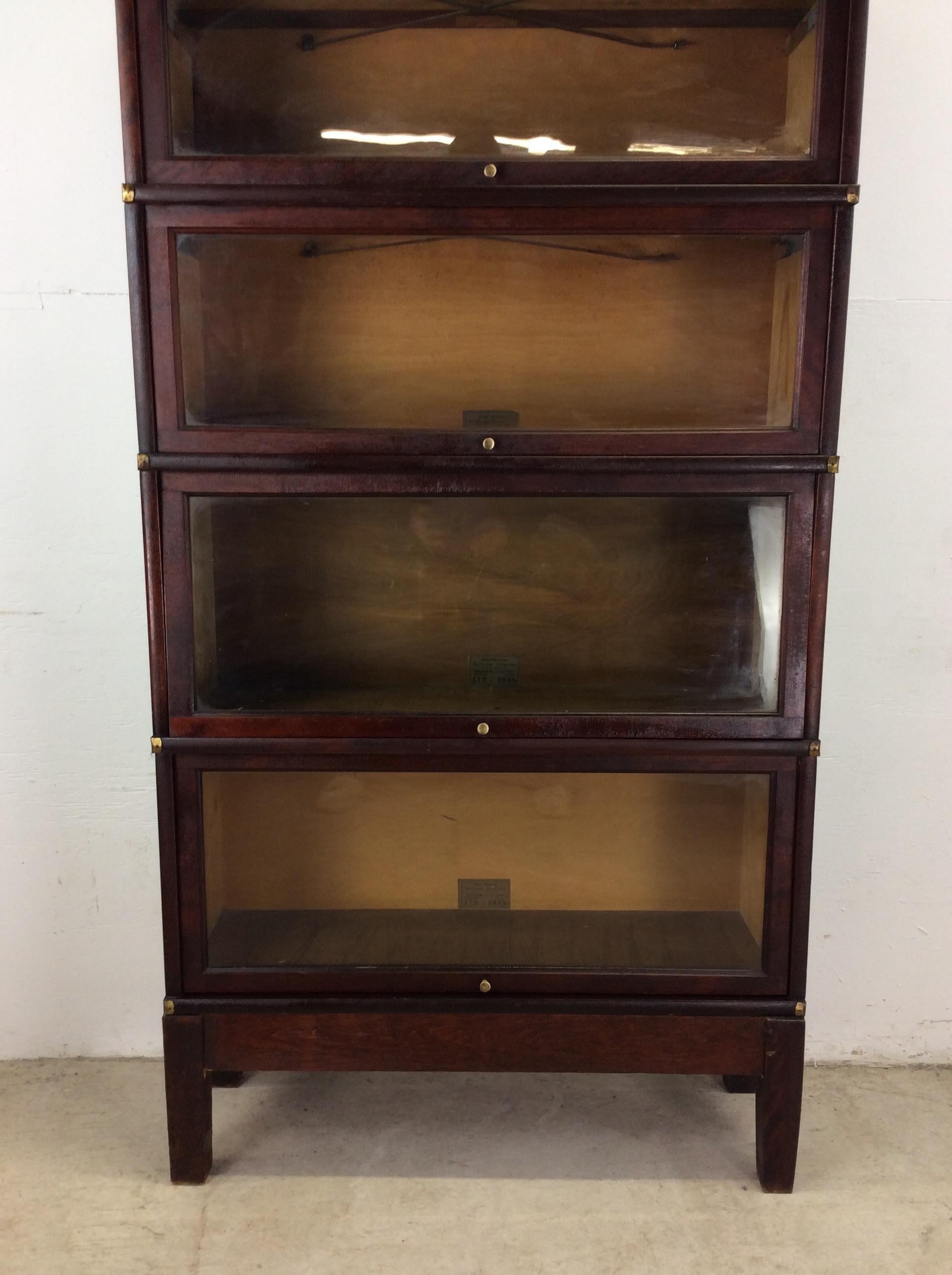 Esta librería antigua de barrister de Globe Wernicke se caracteriza por su construcción en madera dura, su acabado original en caoba, su diseño de cuatro cajas con viaje acentuado en latón y sus robustas patas de madera.u2028

Dimensiones: 34,25an