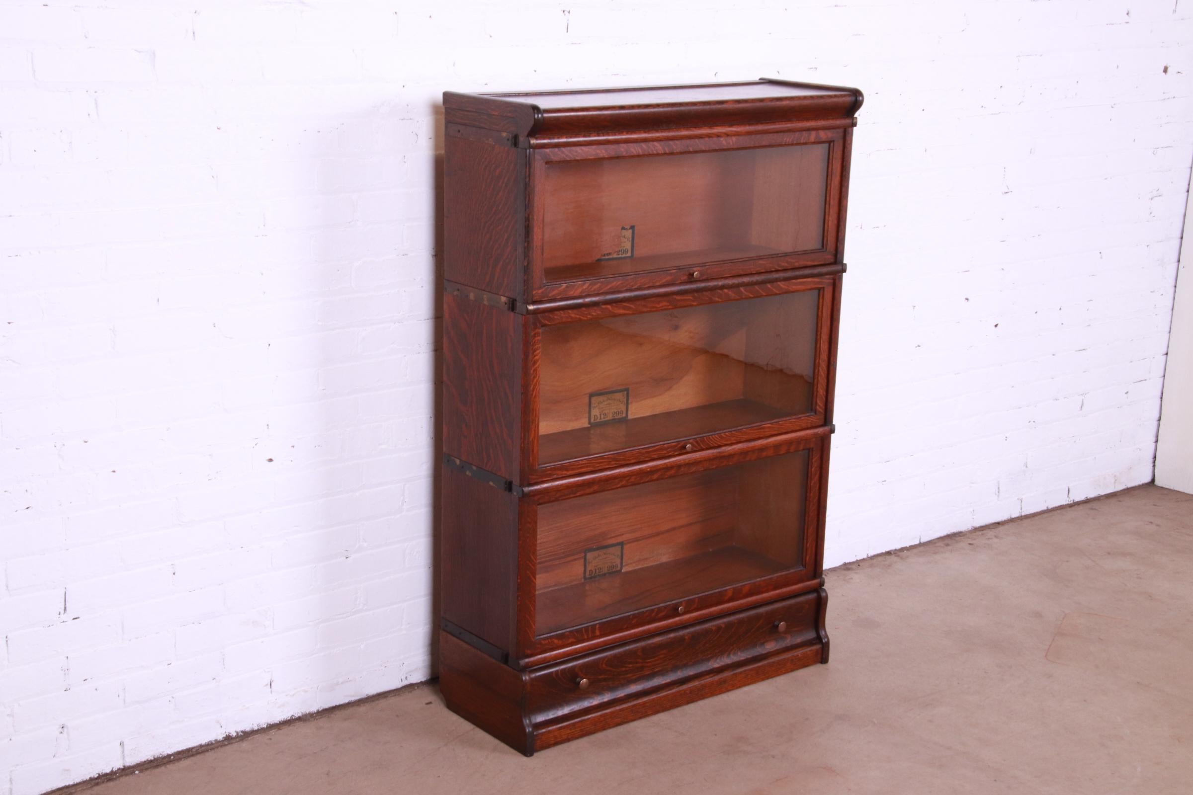 Antique Globe Wernicke Arts & Crafts Oak Three-Stack Barrister Bookcase In Good Condition In South Bend, IN