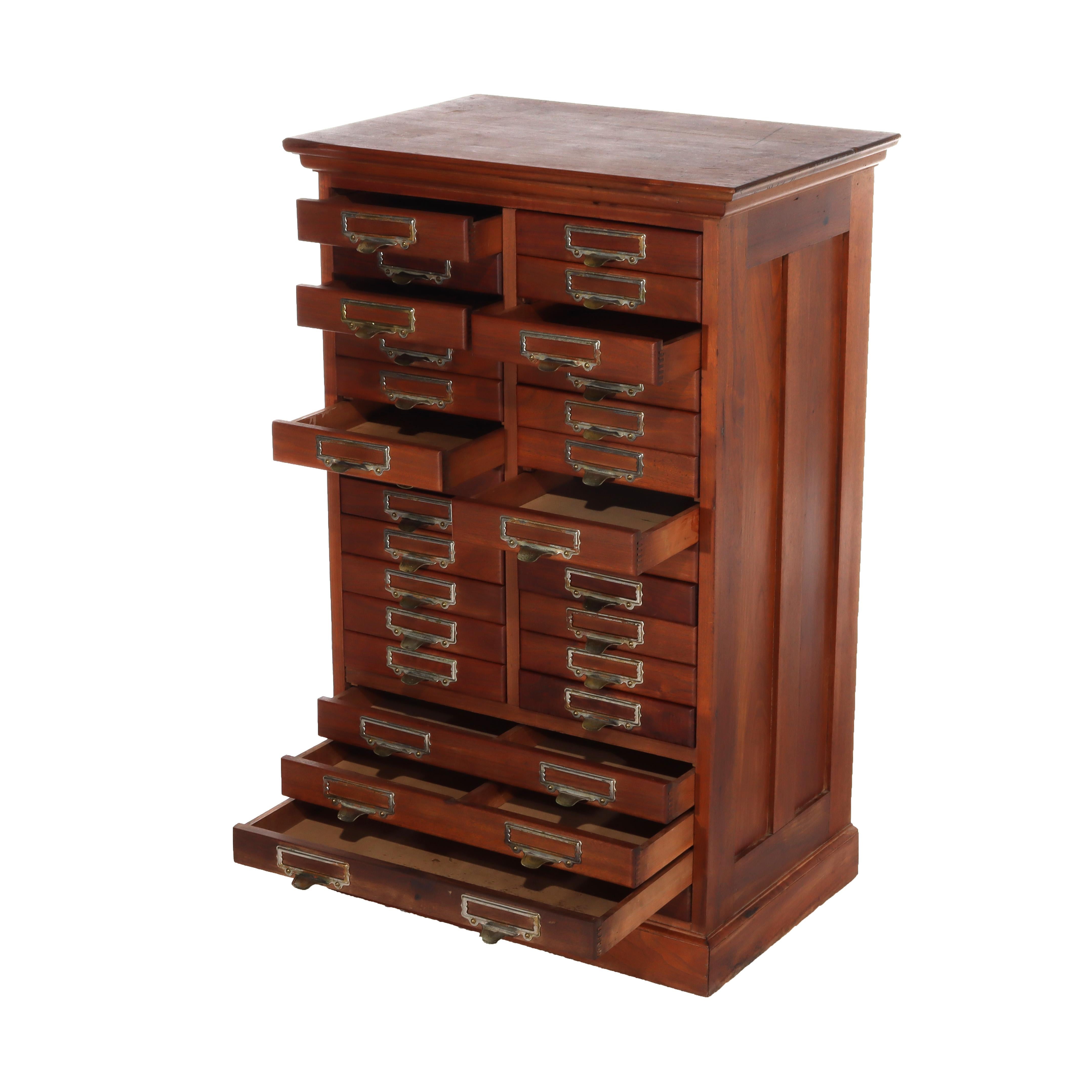 Antico schedario da ufficio a 27 cassetti Globe Wernicke attr in noce non firmato C1910

Misure - 40