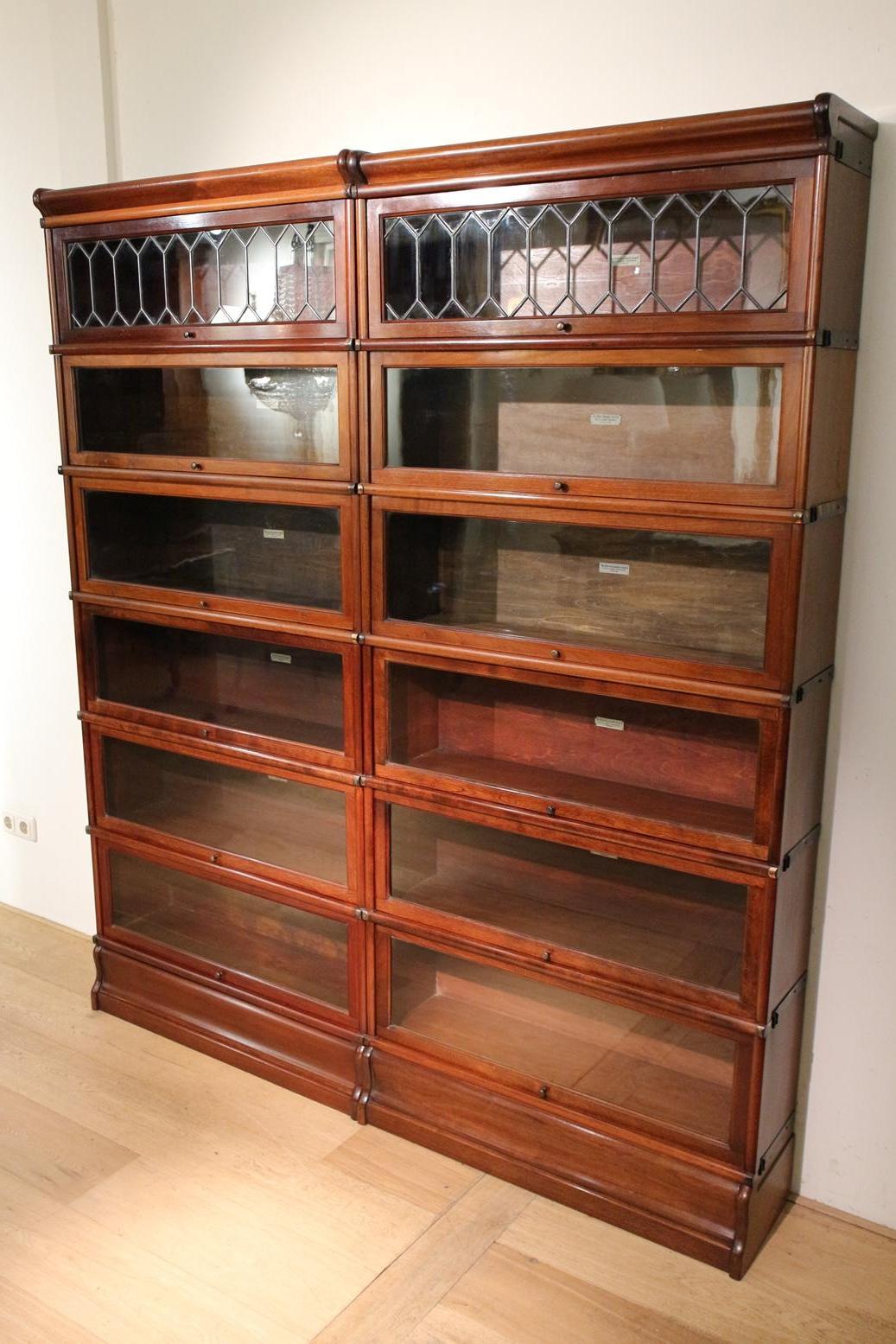 Mahogany Globe Wernicke bookcase in good original condition. With original glass. The top 2 parts have leaded glass in the doors. Br. 172cm, H. 197, D.25cm This cabinet consists of 12 stackable parts. These are stackable bookcases that can be placed