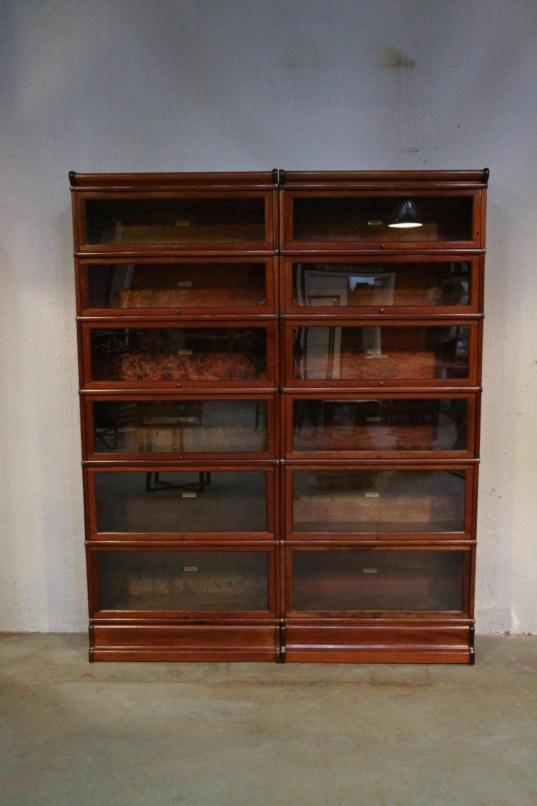Beautiful antique mahogany Globe Wernicke bookcase in perfect condition.
The cabinet consists of 12 stackable parts in 3 different heights.

Origin: England
Period: Approx. 1895-1910
Size: 170cm x 29cm x h.215cm