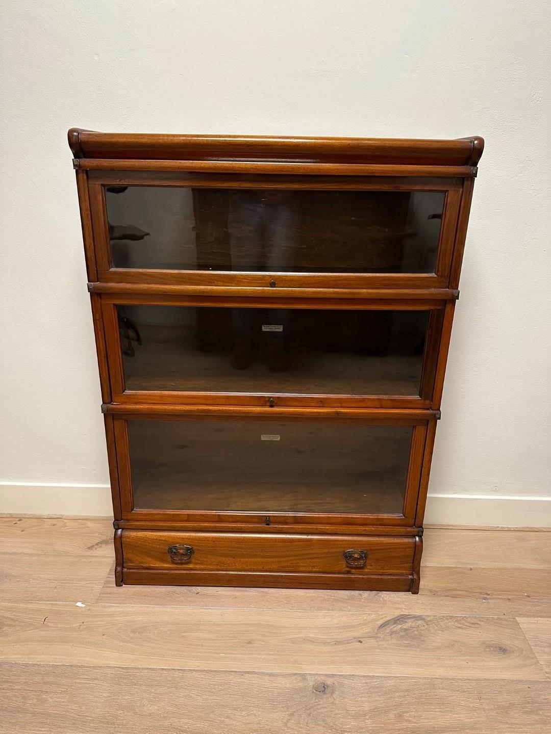 Beautiful antique Globe Wernicke bookcase in good and completely original condition. Consisting of 3 stackable parts with a drawer in the plinth.

Origin: England
Period: Approx. 1900
Size: 86.5cm x 29cm x h.120cm