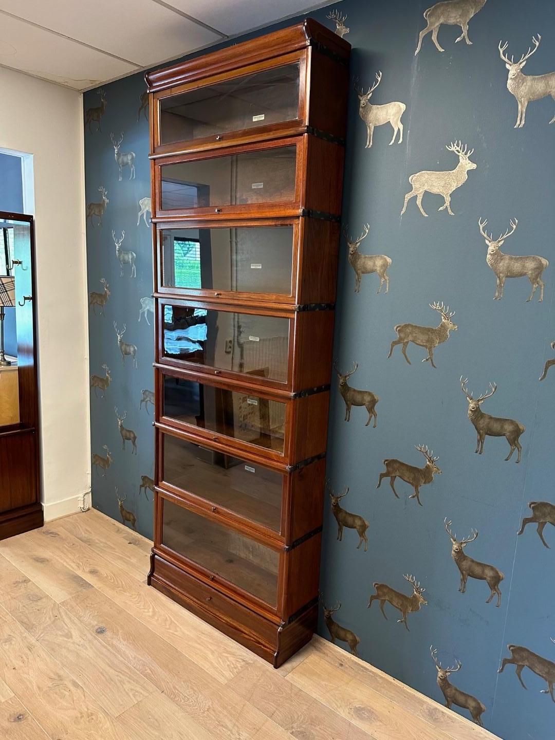 Beautiful antique mahogany Globe Wernicke bookcase consisting of 7 stackable parts. And base with drawer and top lid.
Origin: England
Period: Approx. 1900
Size: 86.5cm x 26cm x h.241cm
