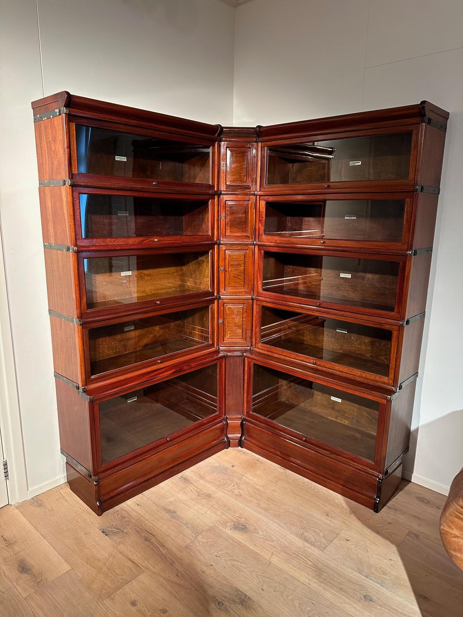 Bellissima libreria antica in mogano Globe Wernicke in un mobile ad angolo. Completamente in perfette condizioni.
Composto da 20 pezzi impilabili, tra cui 3 piedi e 3 paralumi.
Le librerie Globe Wernicke sono uniche nel loro genere!

Origine: