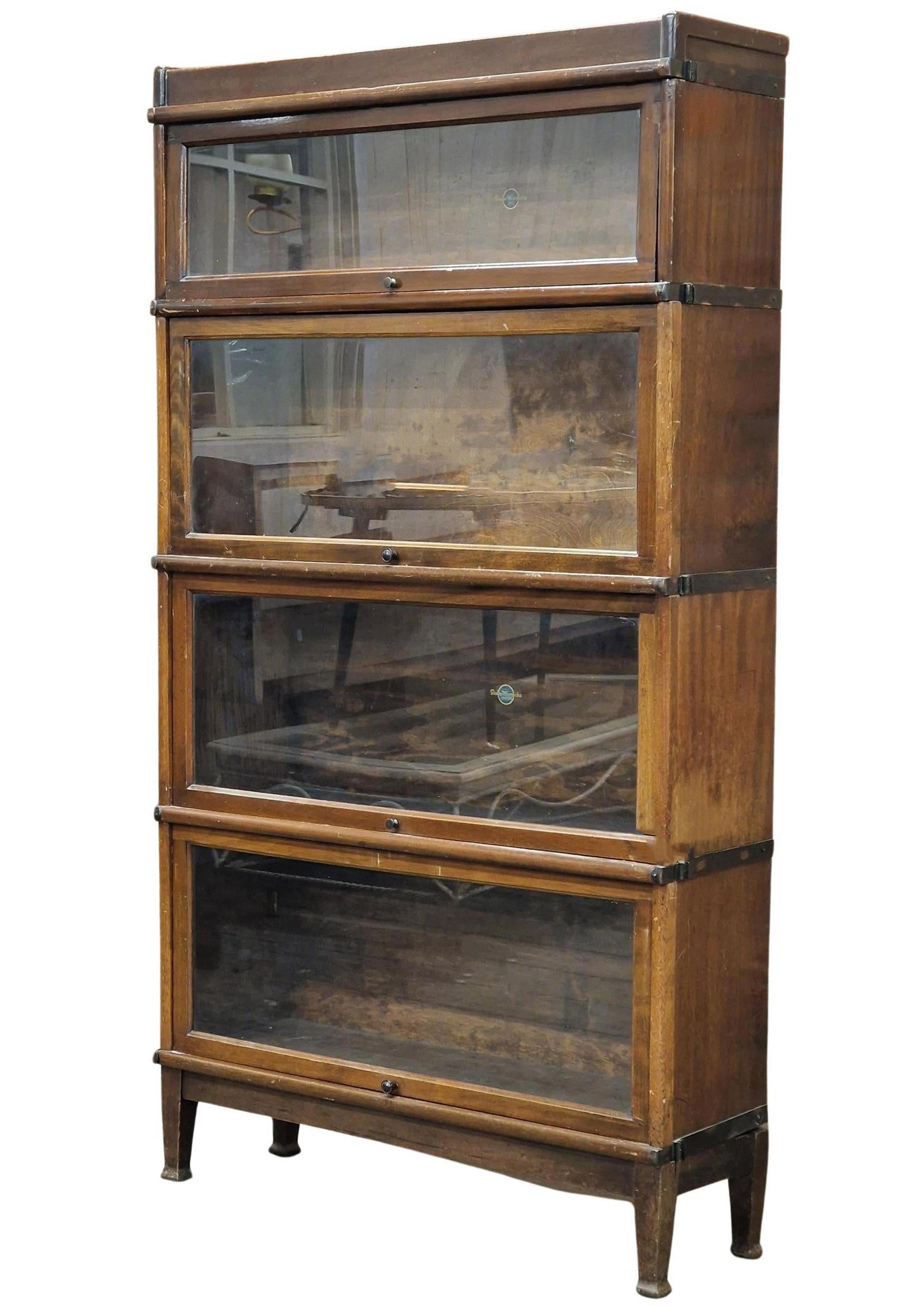 Antigua librería de barrister Globe Wernicke de cuatro cuerpos, acristalada y apilable Hecho a mano en venta