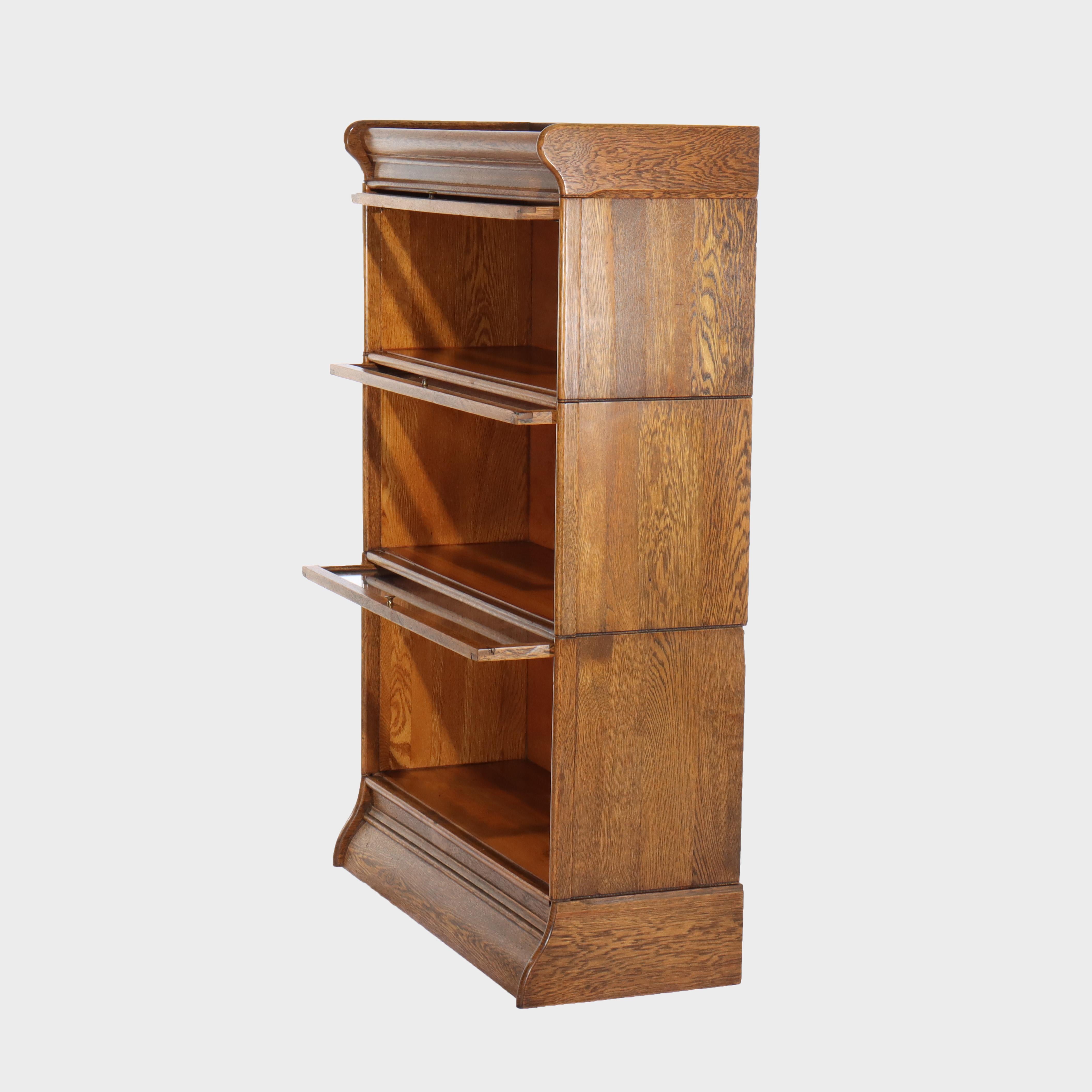 Antigua librería escolar Globe Wernicke de roble de tres pilas C1920 en Bueno estado para la venta en Big Flats, NY