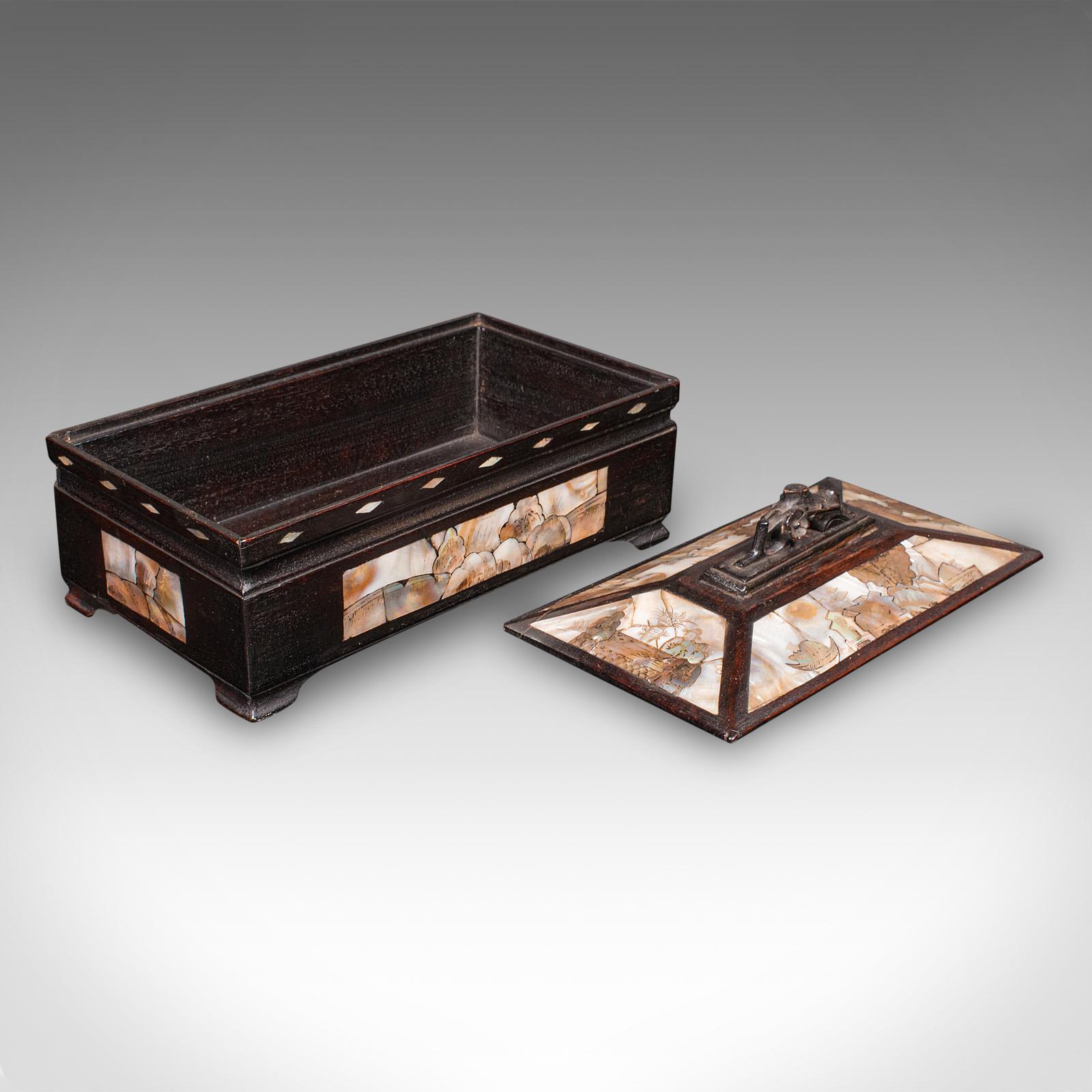 Se trata de una guantera antigua. Cofre oriental, de caoba e incrustaciones decorativas de la dinastía Qing, de la época eduardiana, hacia 1910. Exudando refinada elegancia oriental, esta encantadora caja ostenta intrincadas incrustaciones y ricos