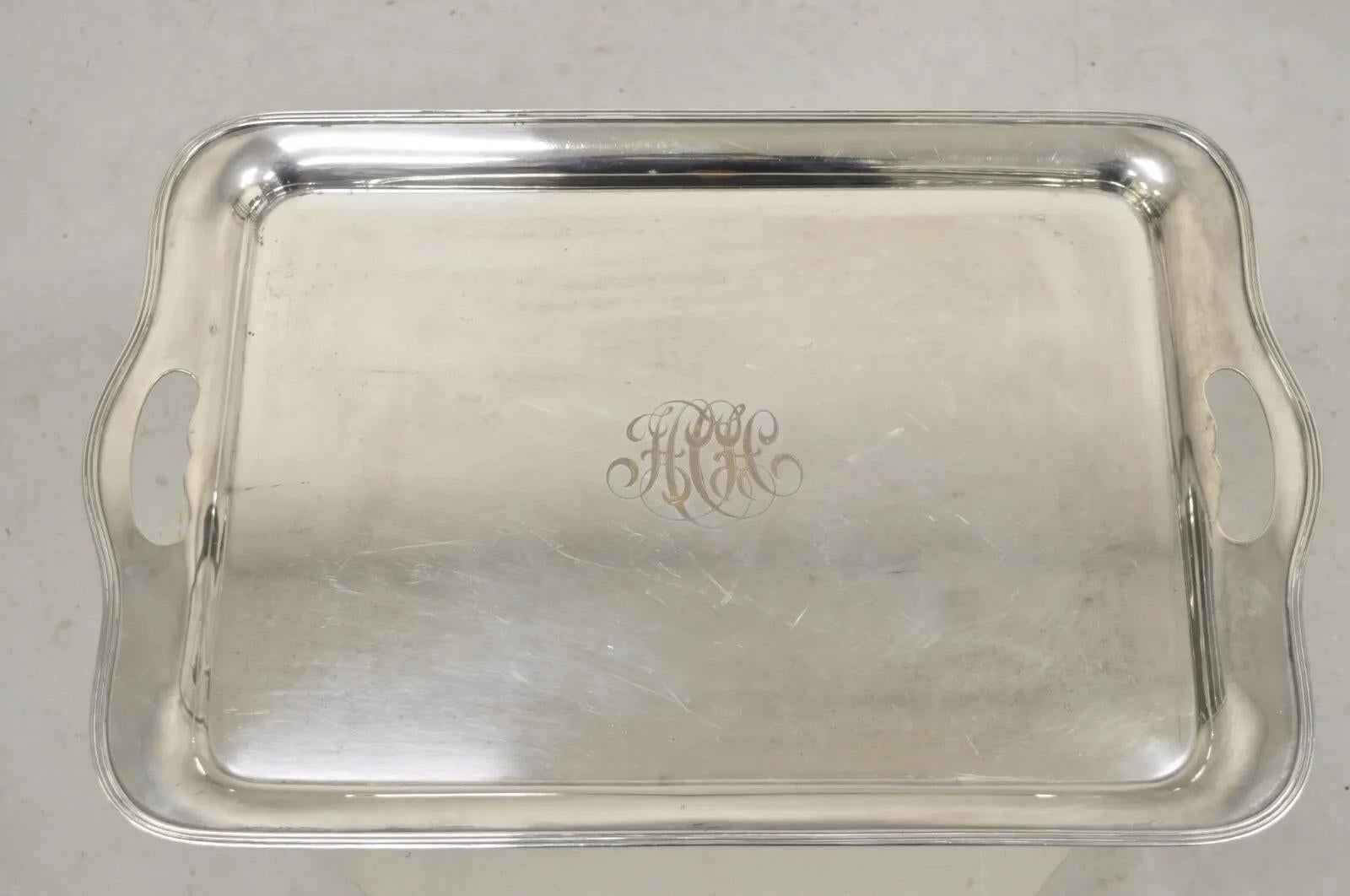 Antique GM Co English Edwardian Silver Plated Twin Handle Serving Platter Tray. Monogramme illisible au centre, poinçon d'origine, très beau plateau ancien. Circa Early 1900s. Dimensions : 1
