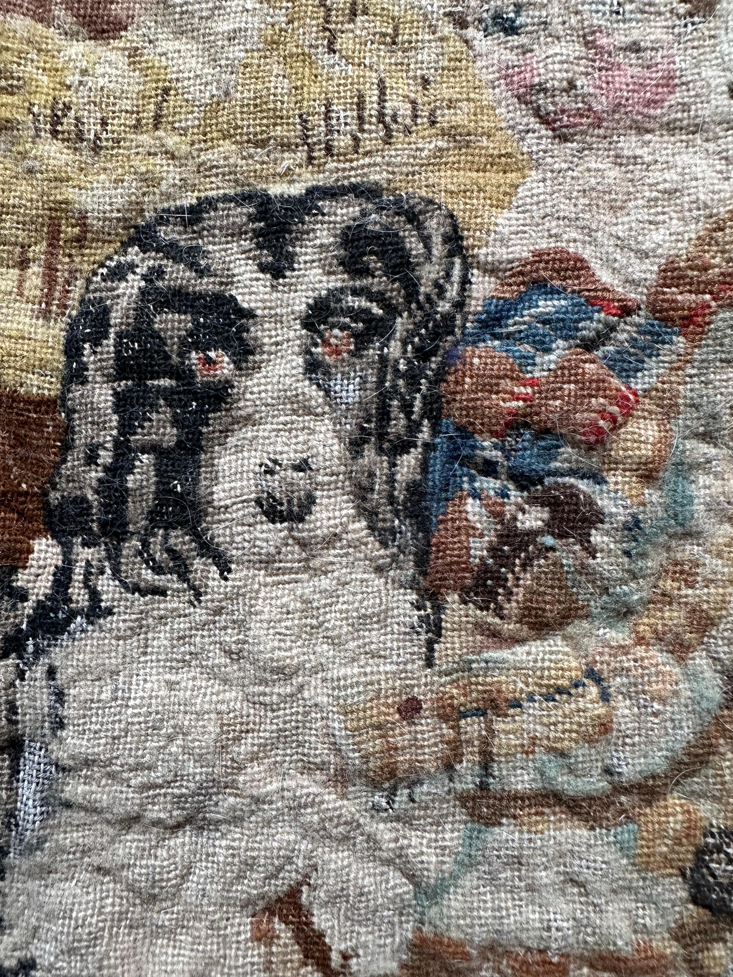 Antiguo cojín gobelino con fragmento de tapiz del siglo XVIII en Desgastado estado para la venta en Hamburg, DE