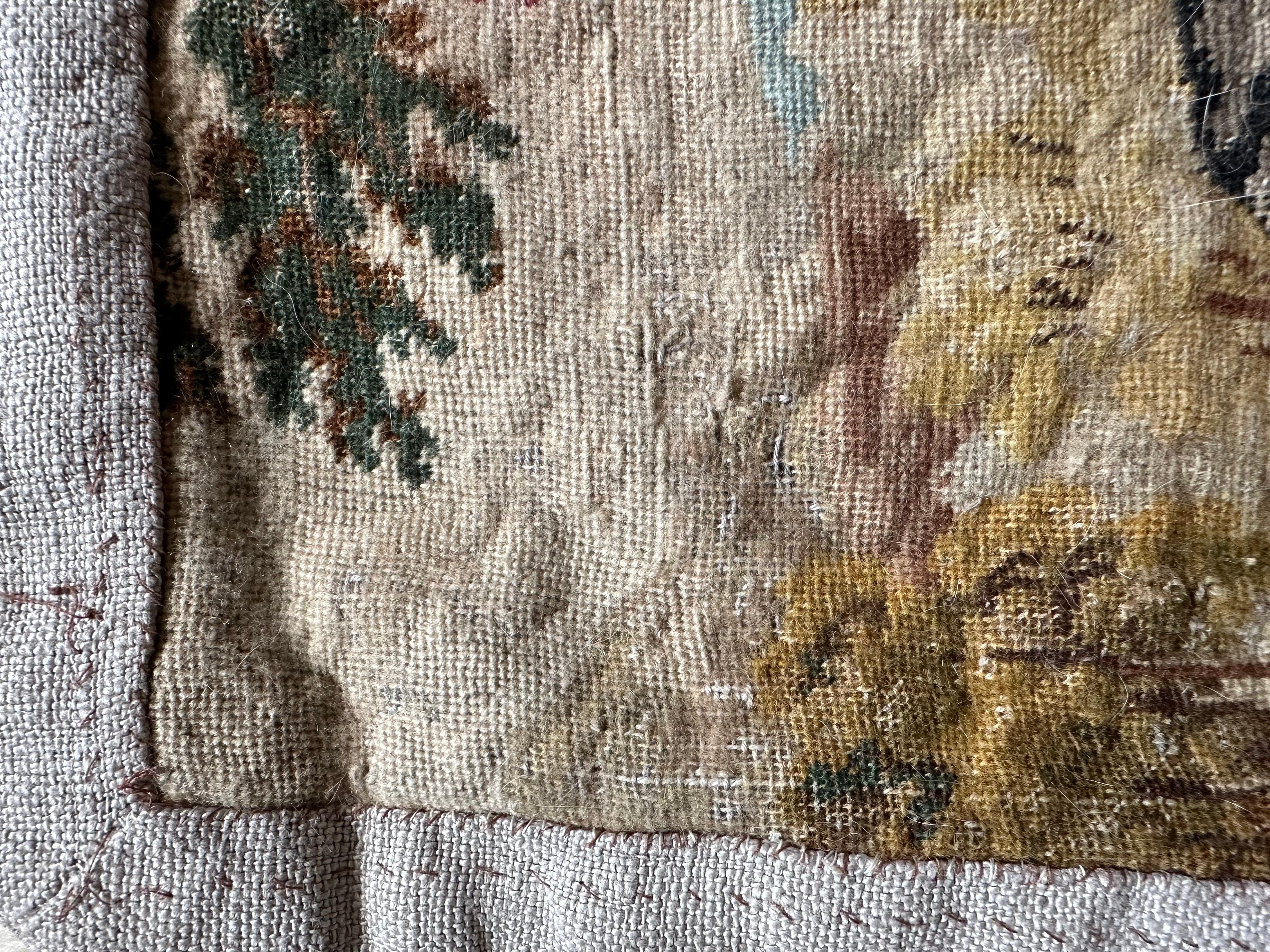 Antiguo cojín gobelino con fragmento de tapiz del siglo XVIII Textil en venta