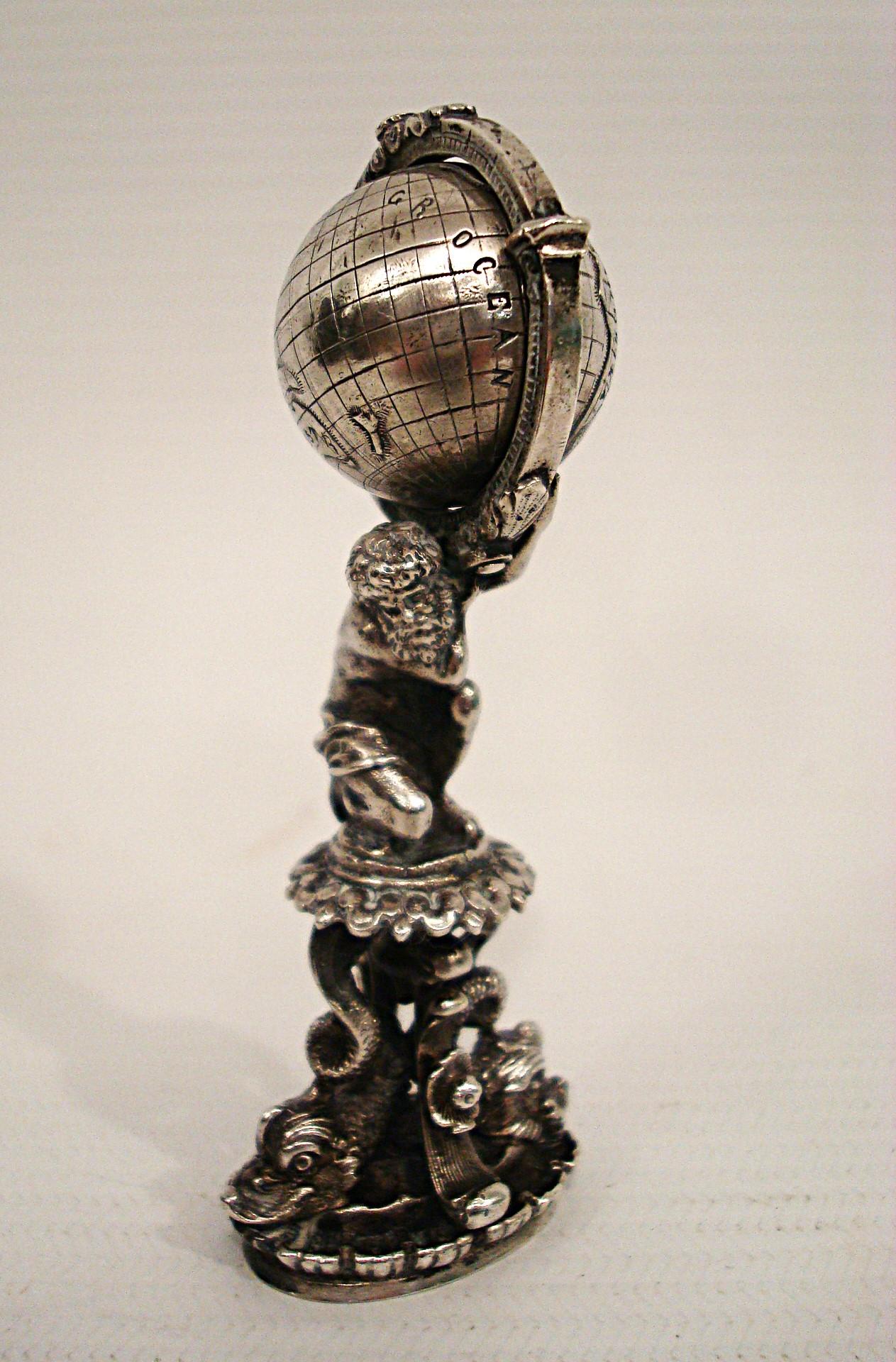 Antike Gott Atlas Sterling Silber Figural Wachs Siegel Stamper.
Rara Antique, um 1850, Siegelstempel aus Wachs.
Geformt als der Gott Atlas (griechische Mythologie).
Der Globus dreht sich. 
Museumsqualität.

In der griechischen Mythologie ist Atlas