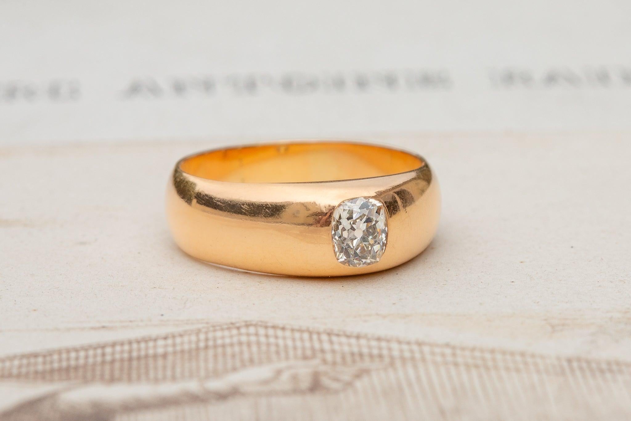 Impresionante anillo solitario de diamantes eduardiano antiguo, circa 1910.

El anillo está elaborado en oro de 18 quilates y engastado con un deslumbrante diamante talla antigua, de aproximadamente 0,5 quilates. Está engastado en una montura de