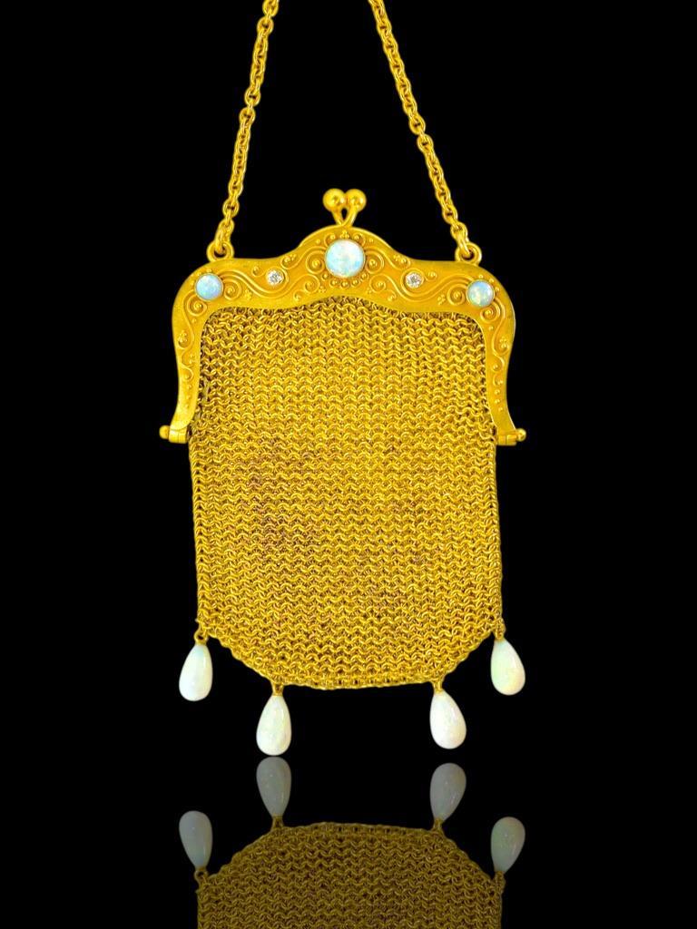 Kleine Geldbörse aus antikem Gelbgold, besetzt mit Diamanten und feinen australischen Opalen. Bei den Diamanten handelt es sich um weiße Diamanten im Altschliff mit einem Gewicht von ca. 0,20 Karat, die als nahezu farblos und in ihrer Reinheit sehr
