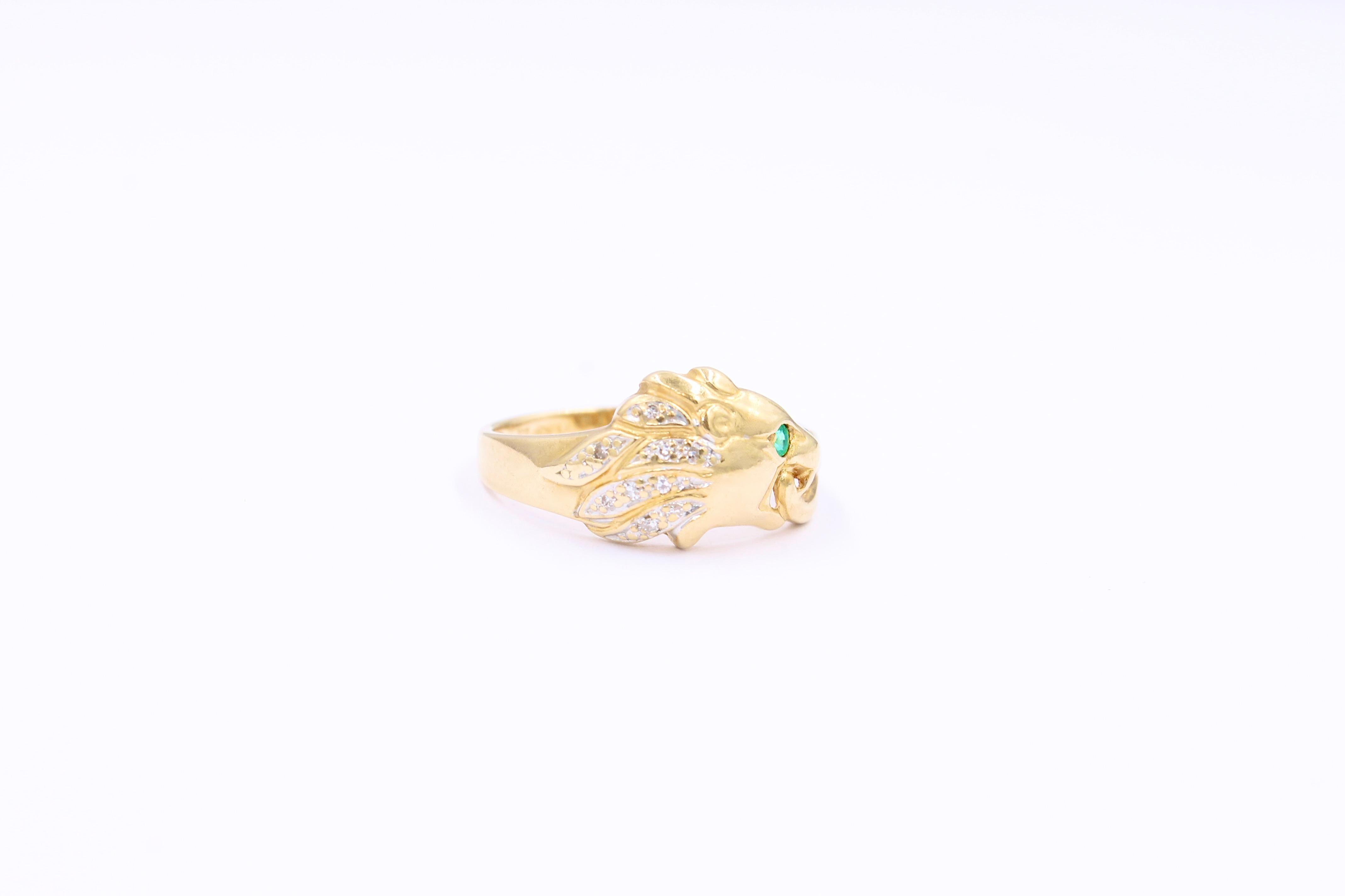 Ring made of yellow gold 18 Karat (stamped with 750, see picture). 

De ring is very well made with great details. The eye of the eagle is made out of an emerald.

The feathers are made of diamonds. Diamonds of 8/8 cut and rose cut. 

There is a